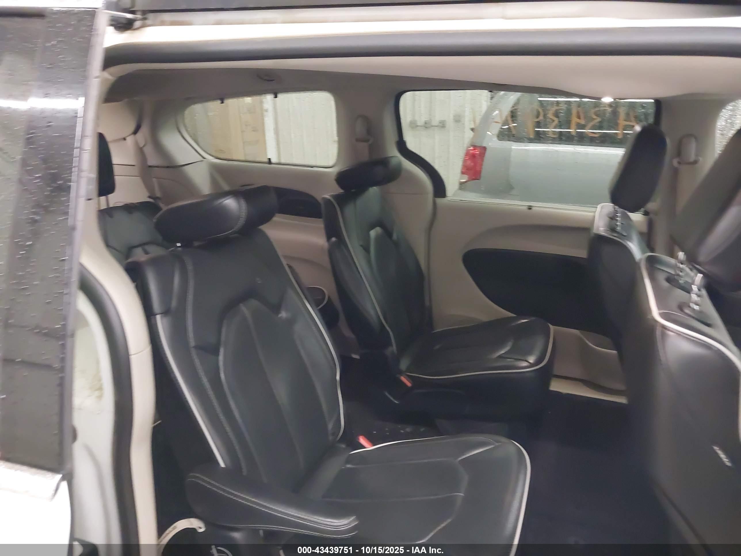 CHRYSLER PACIFICA image 8