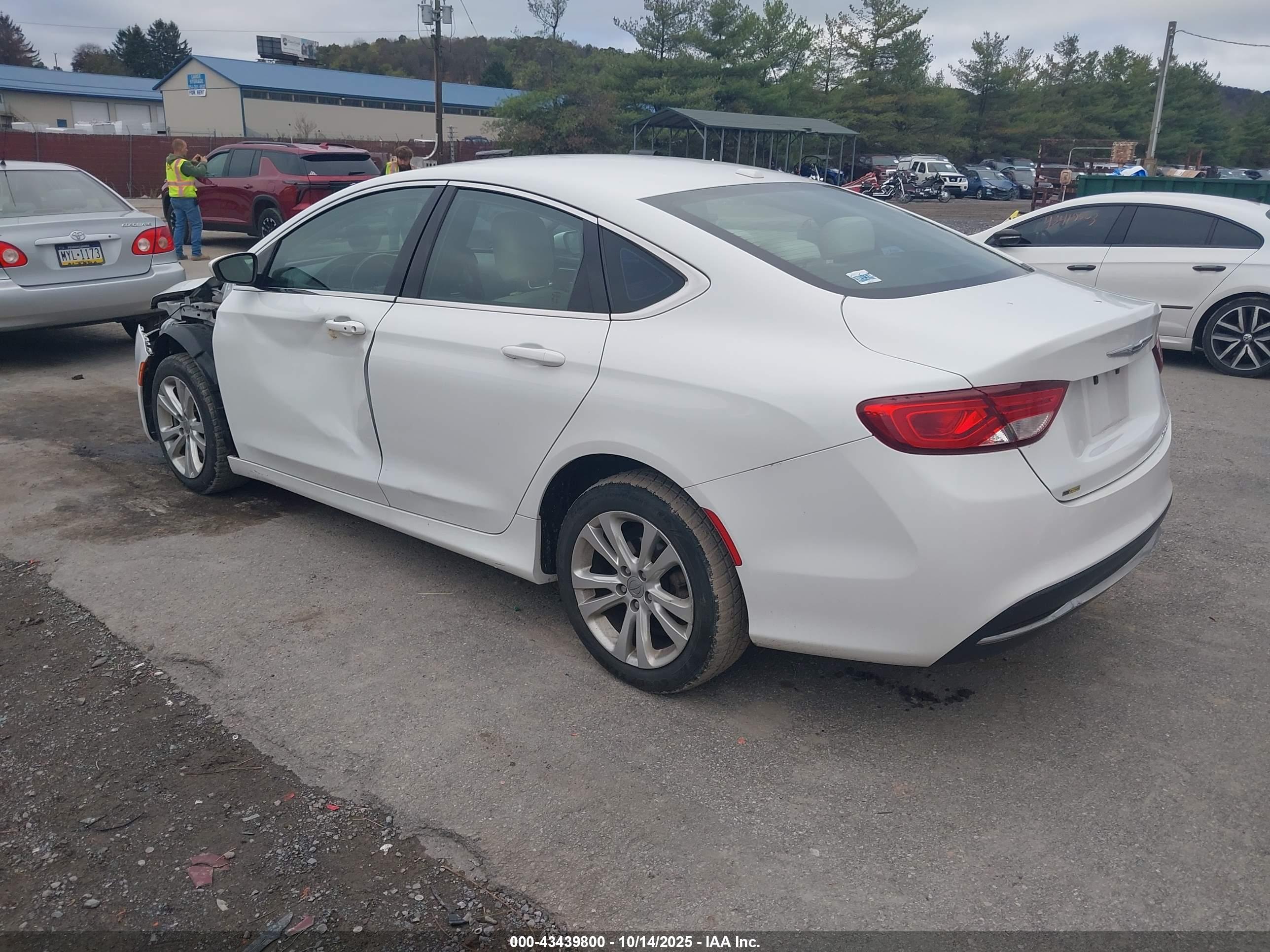 CHRYSLER 200 image 3