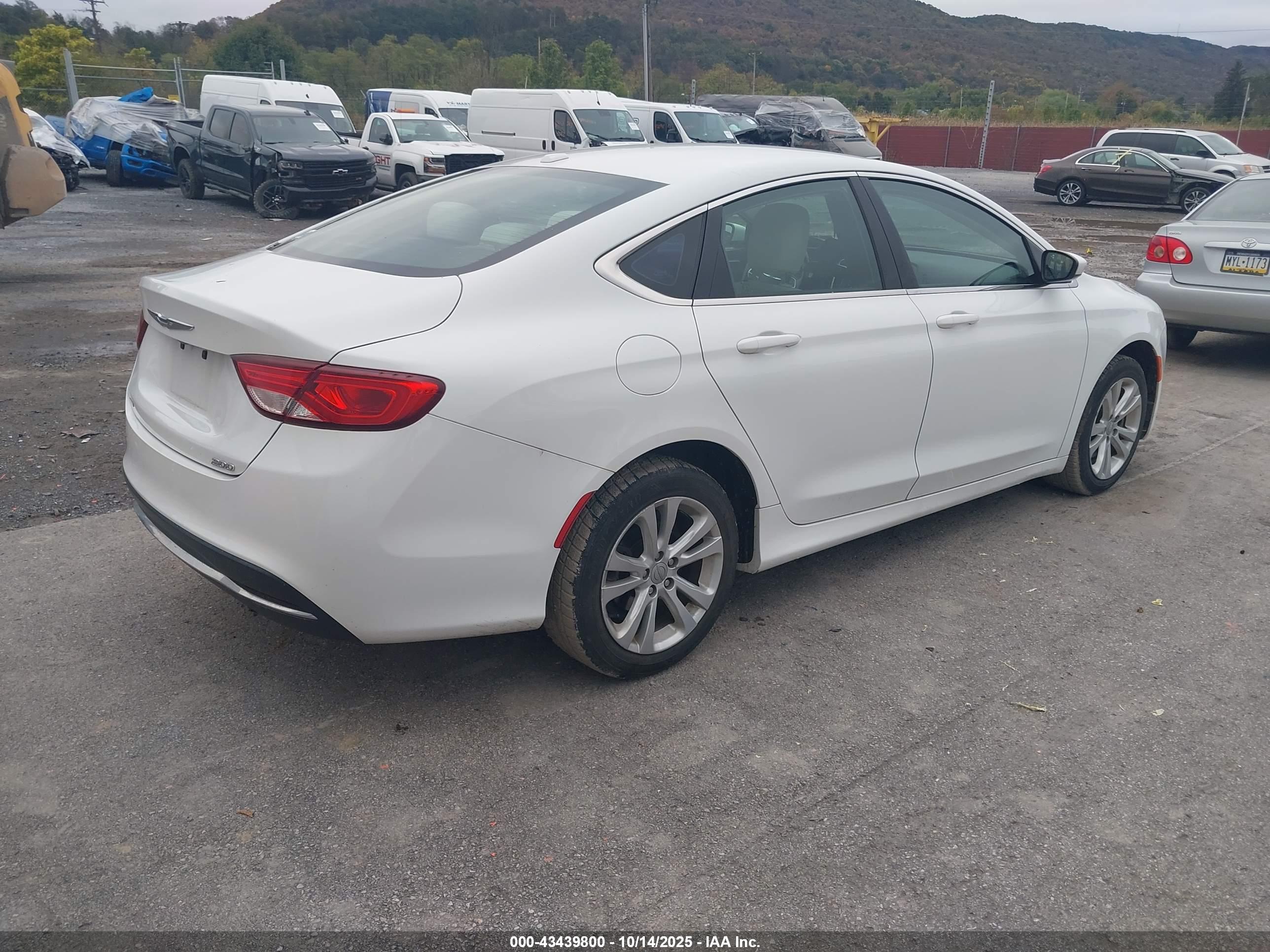 CHRYSLER 200 image 4