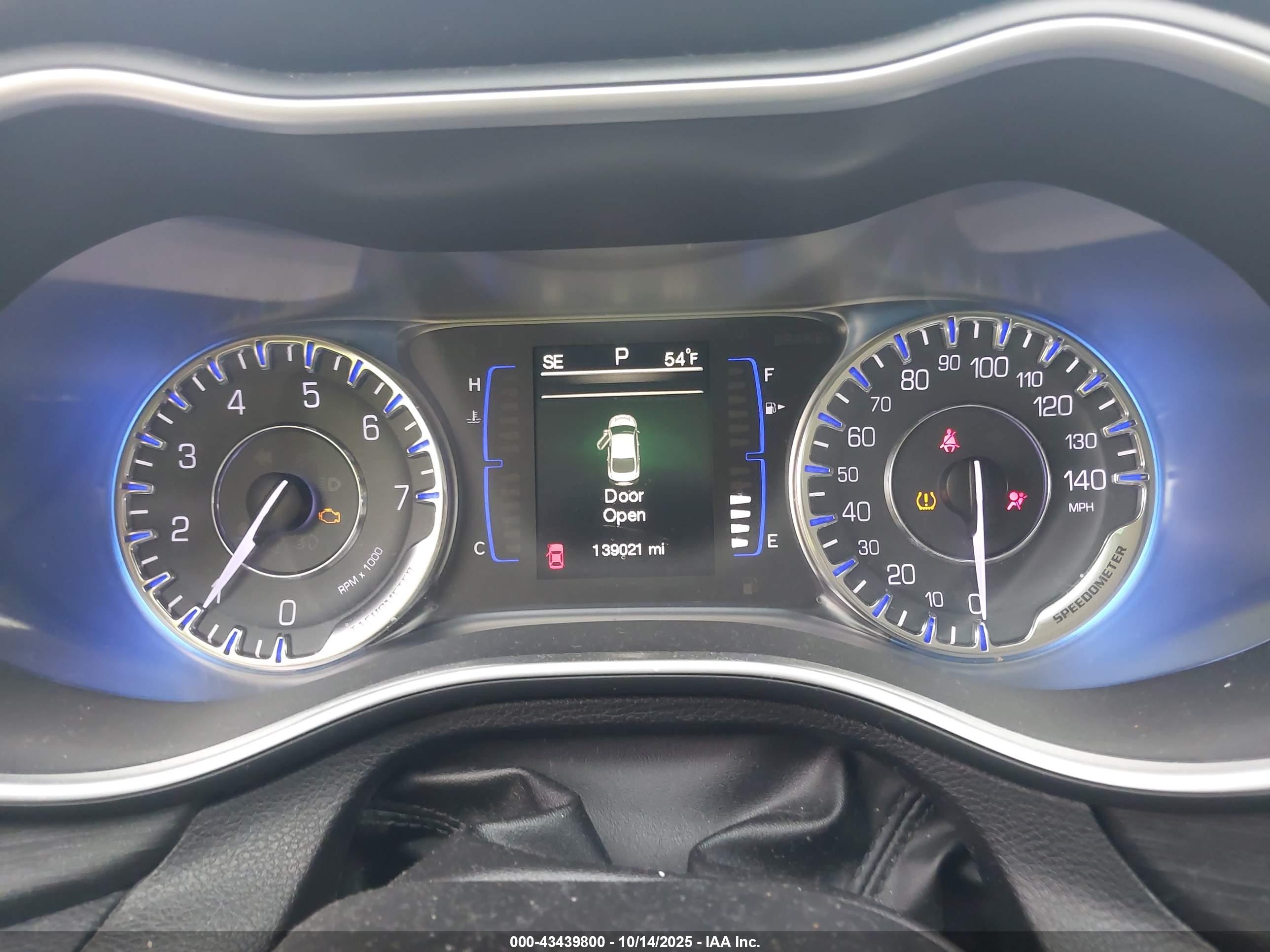 CHRYSLER 200 image 7