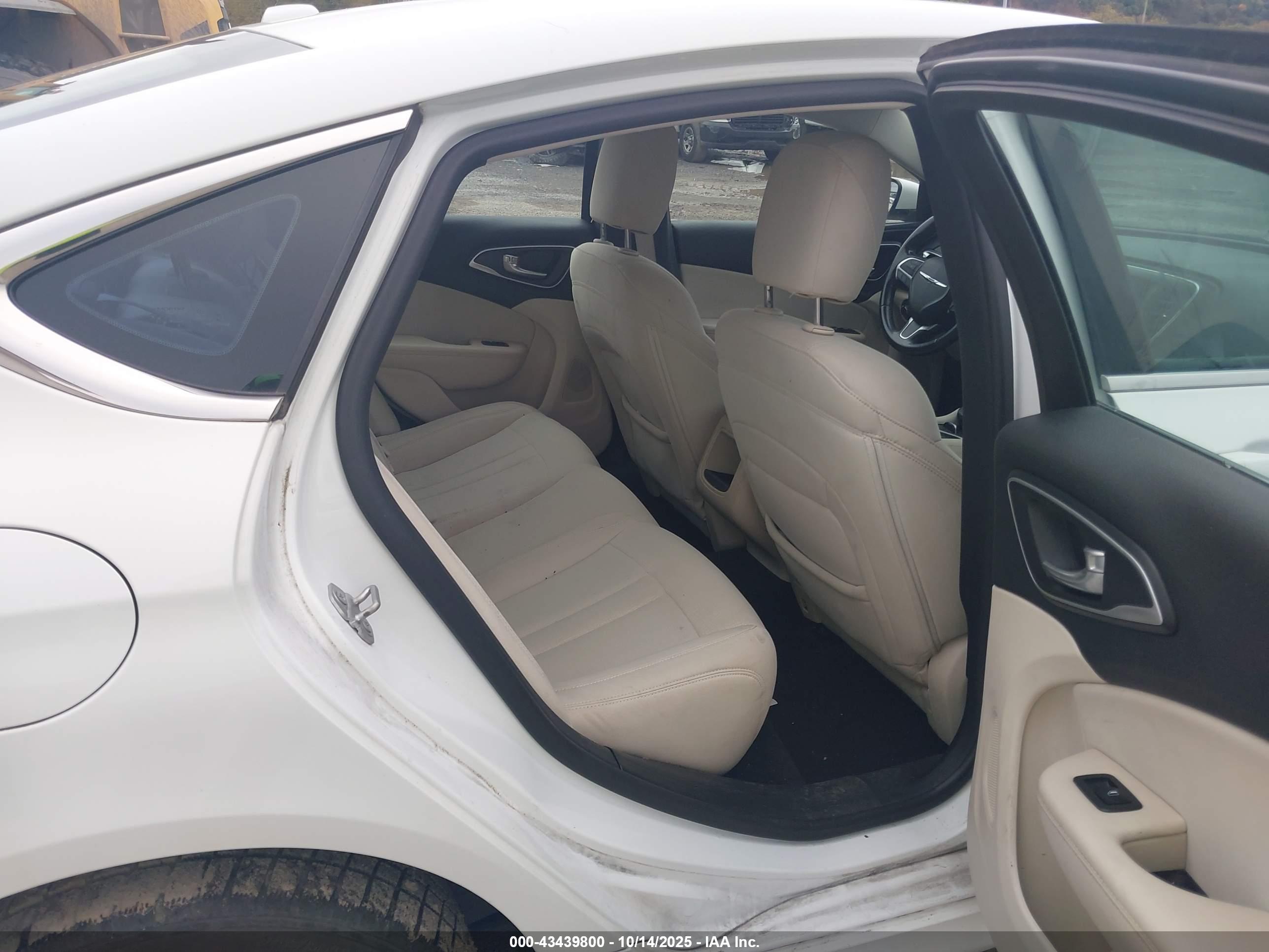 CHRYSLER 200 image 8