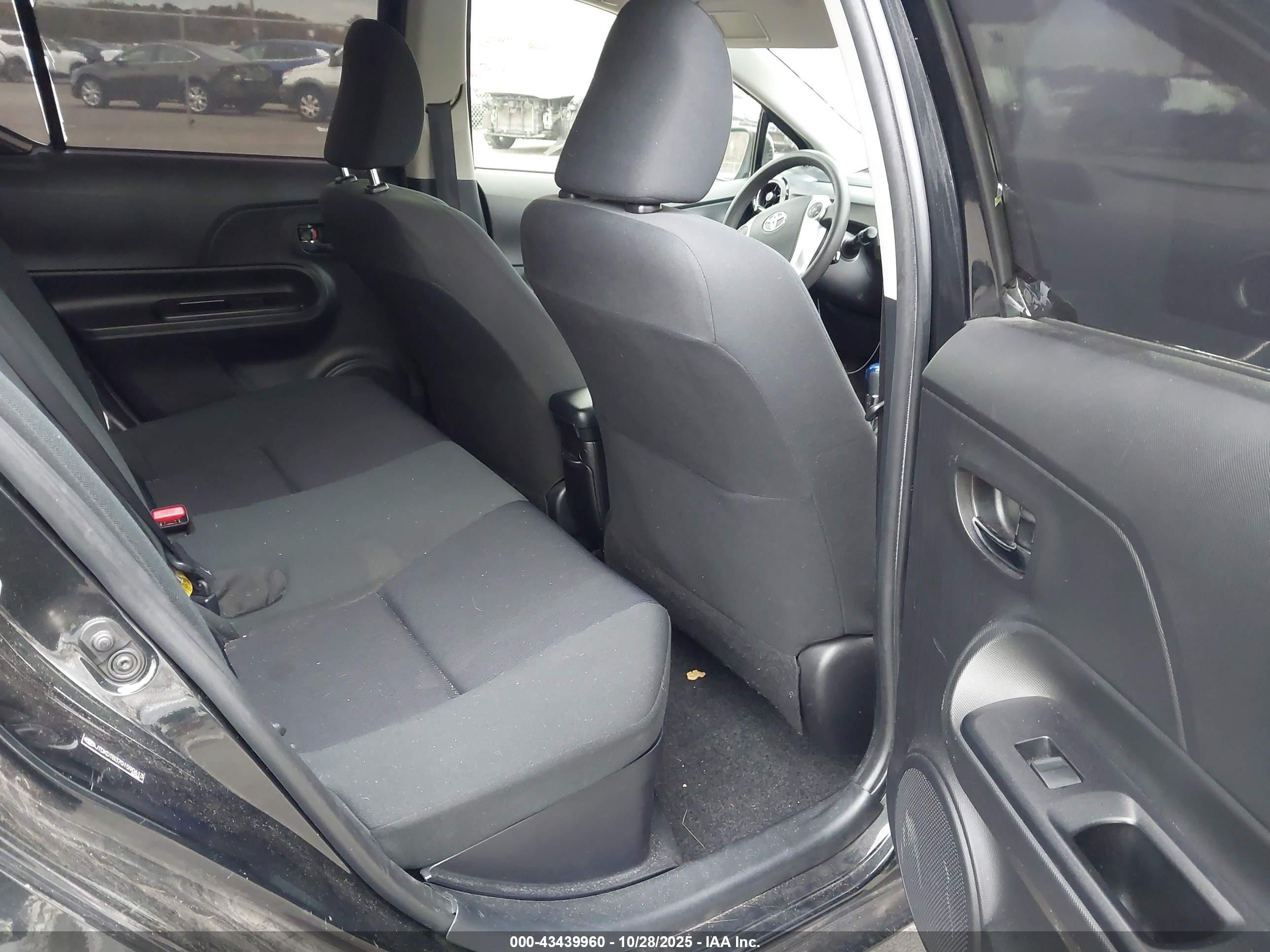 TOYOTA PRIUS image 8