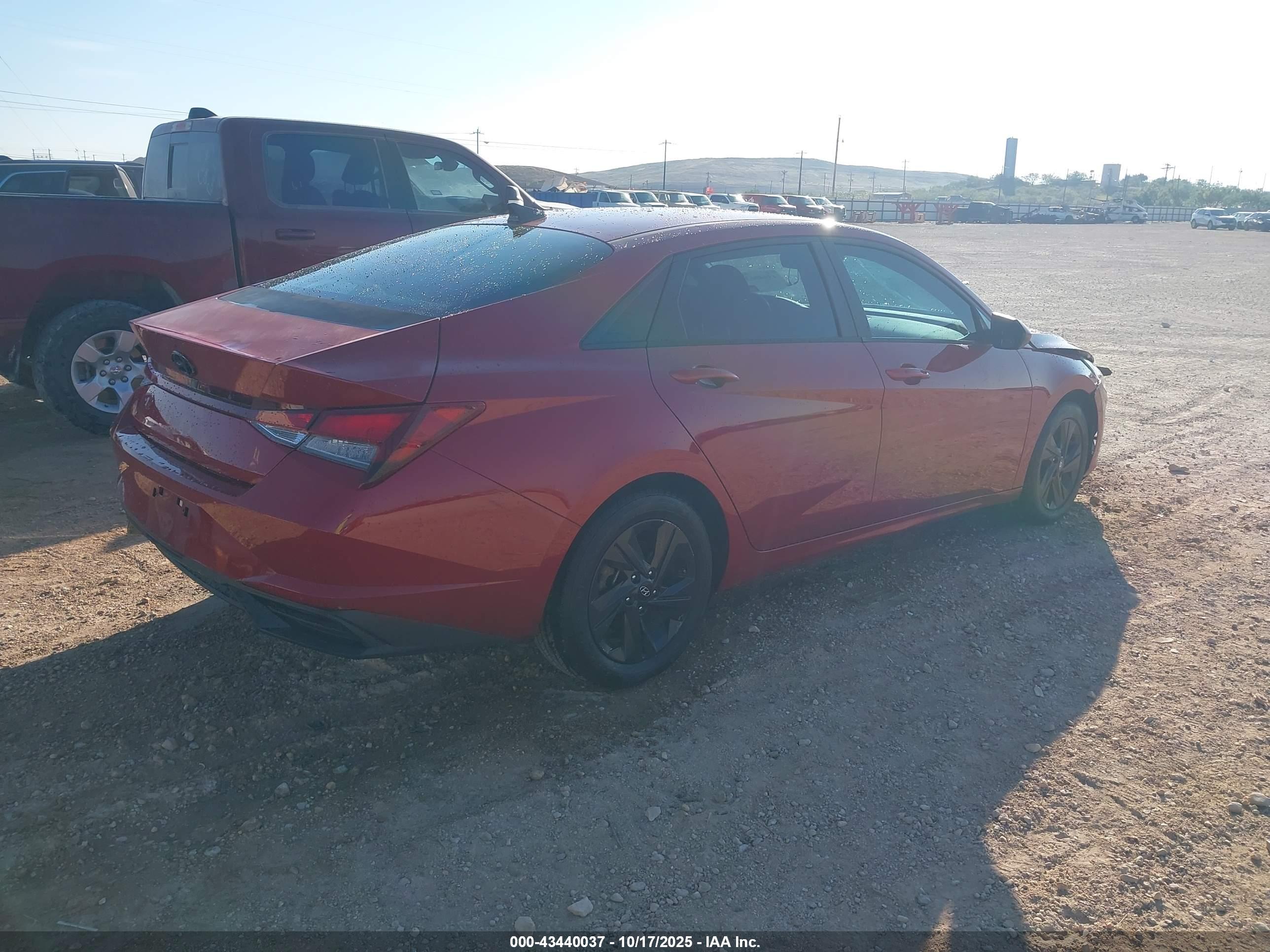 HYUNDAI ELANTRA image 4