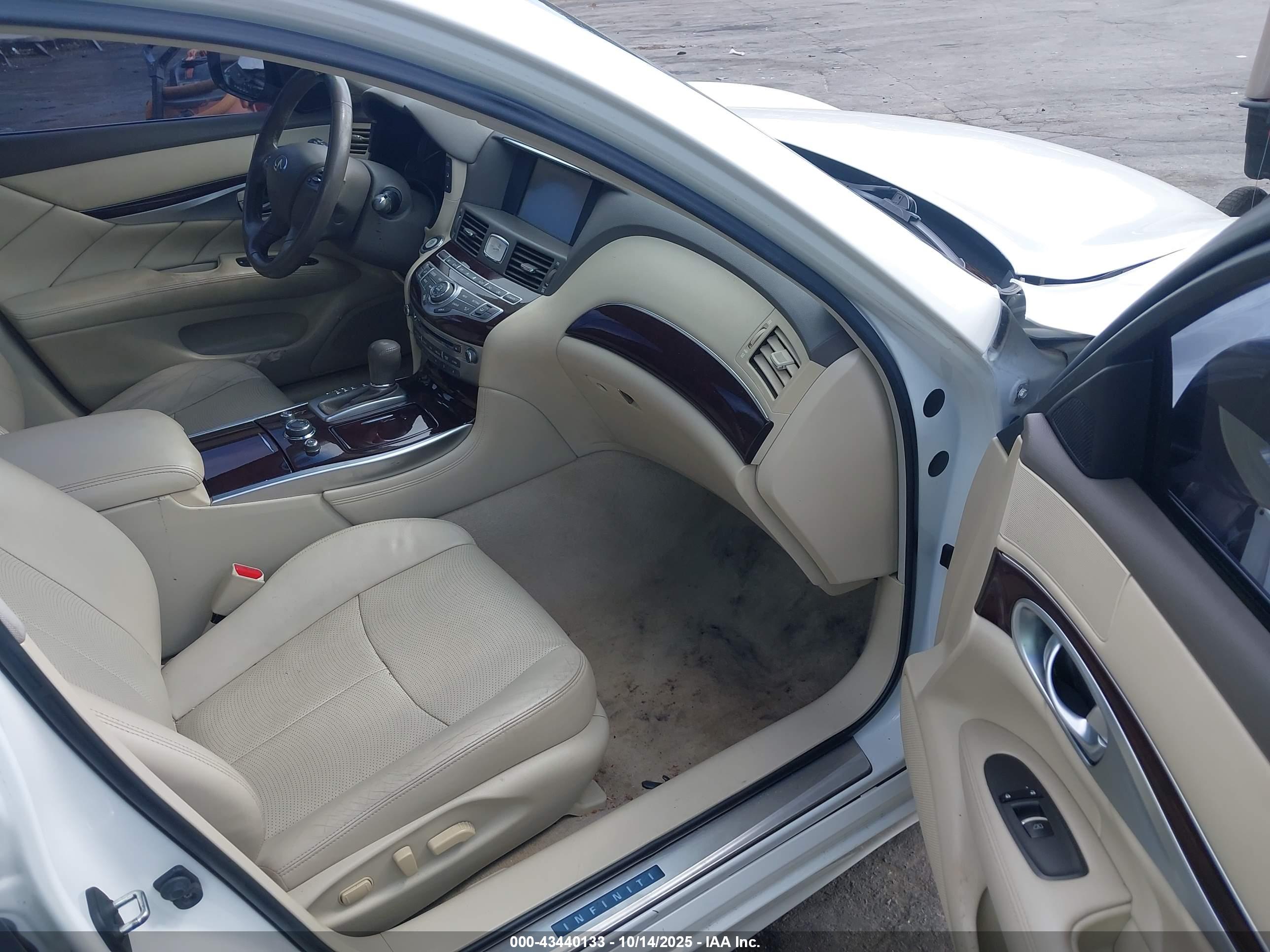 INFINITI Q70 image 5