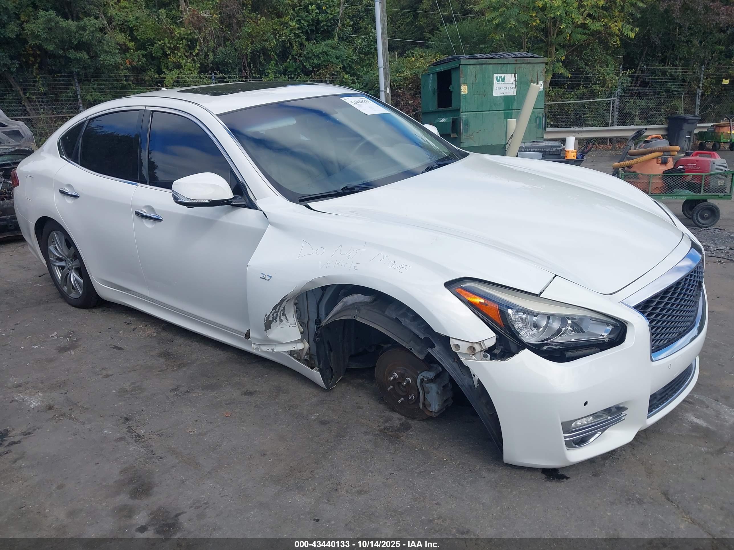INFINITI Q70 image 6