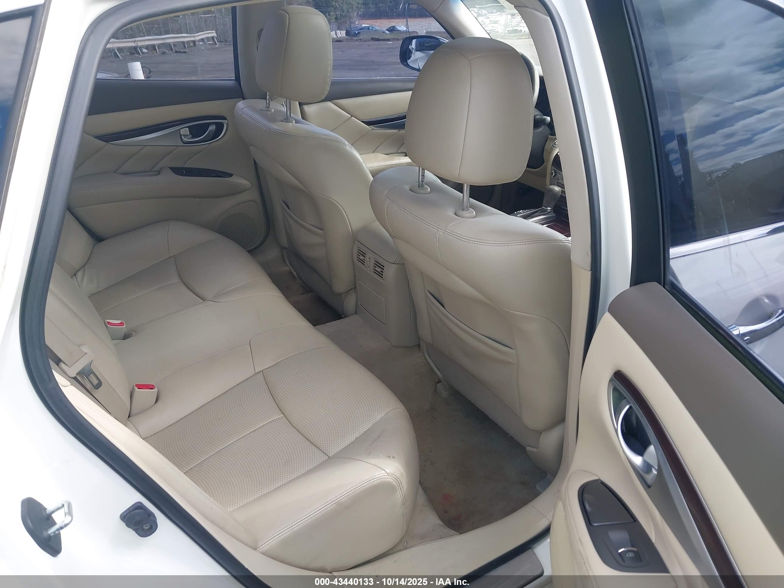INFINITI Q70 image 8