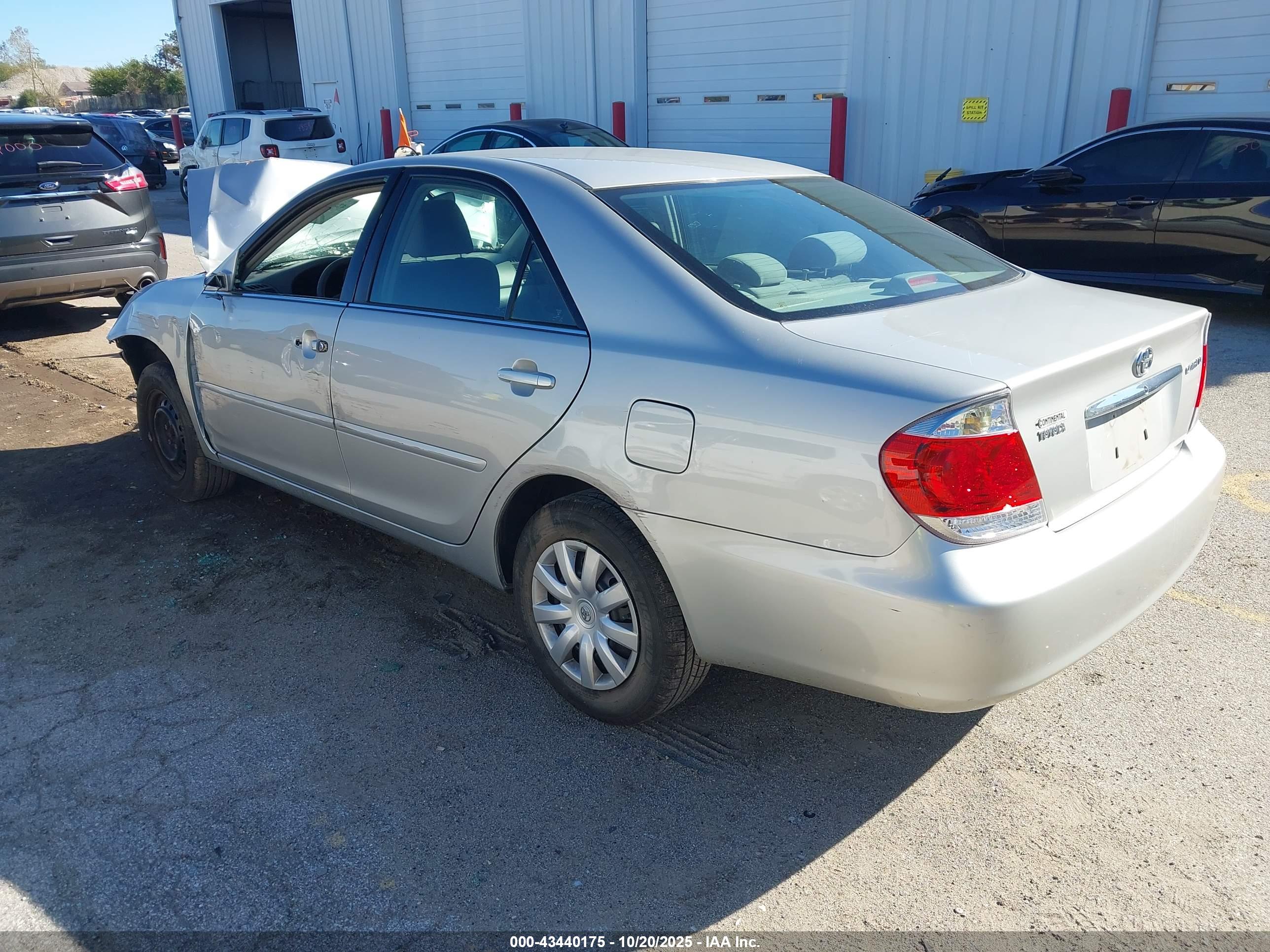 TOYOTA CAMRY image 3