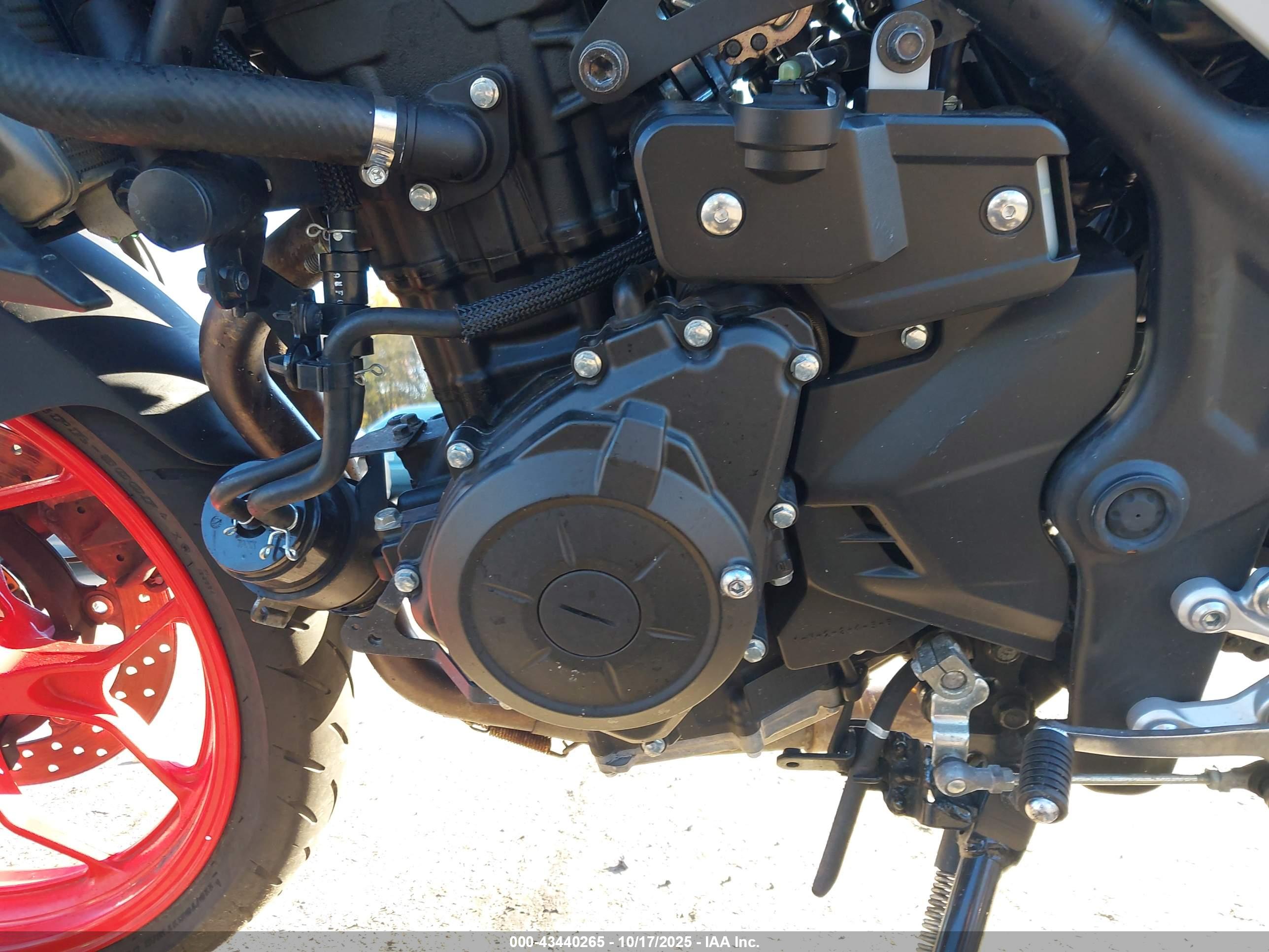 YAMAHA MT-03 image 9