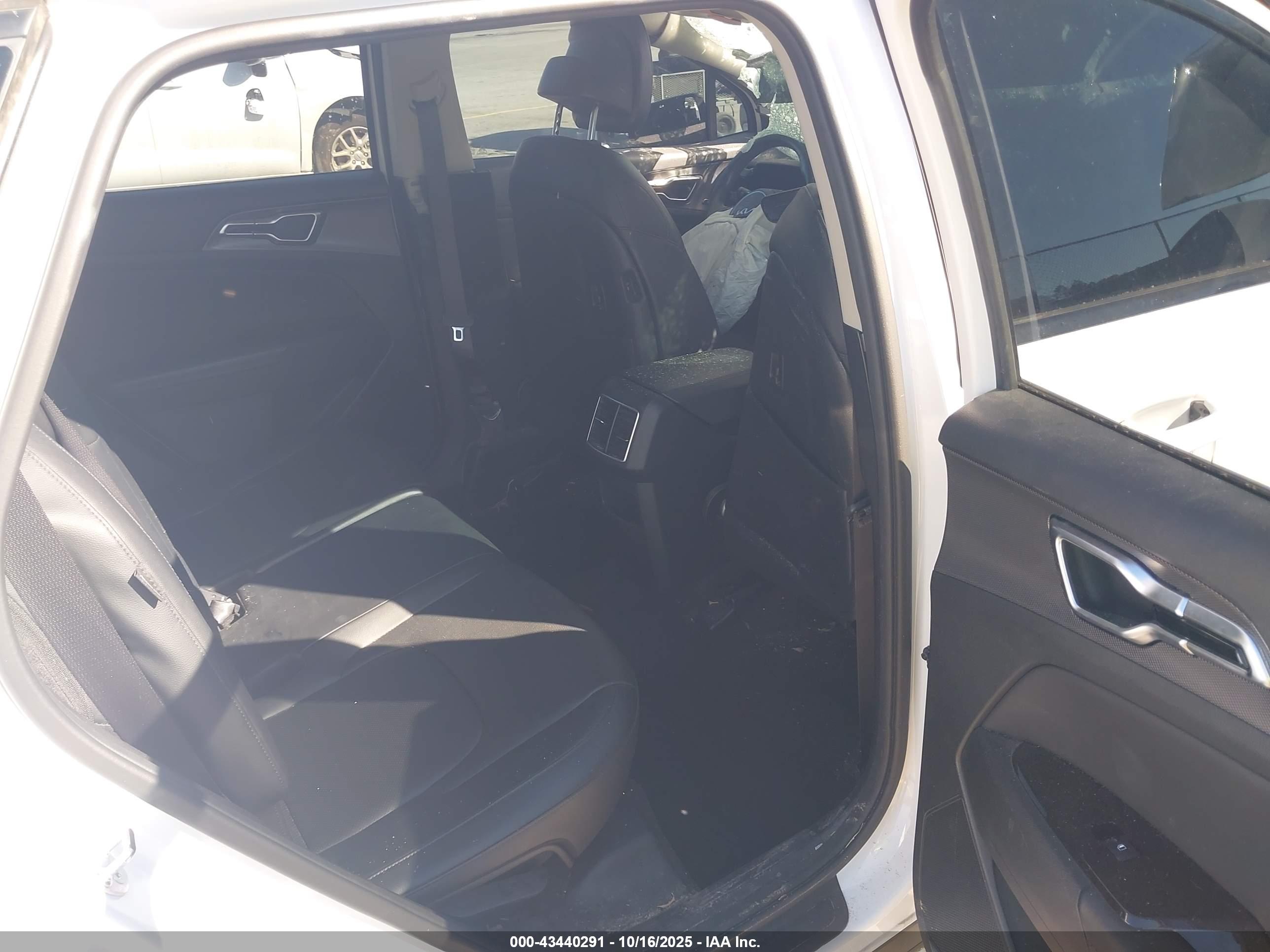 KIA SPORTAGE image 8