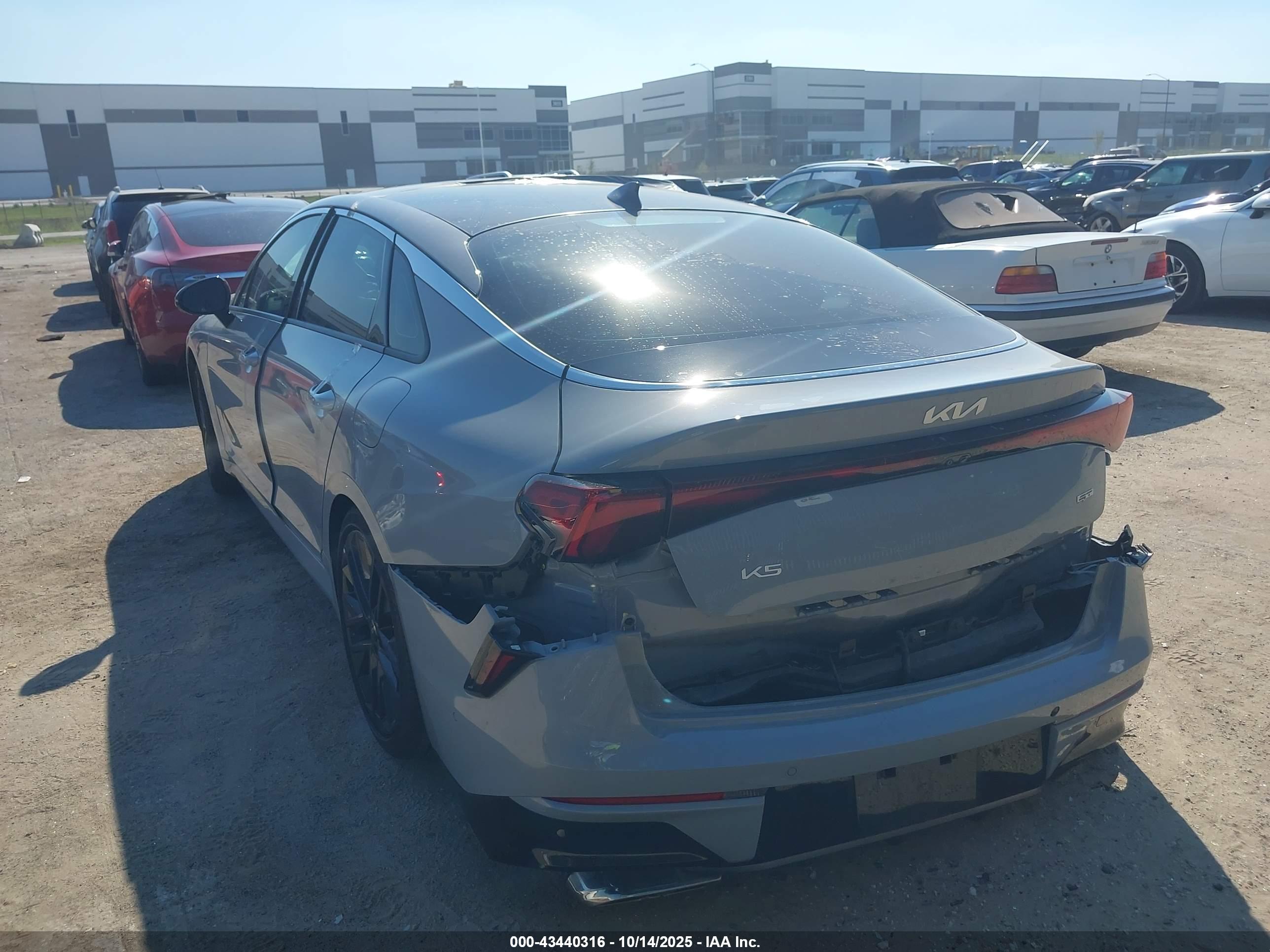 KIA K5 image 3