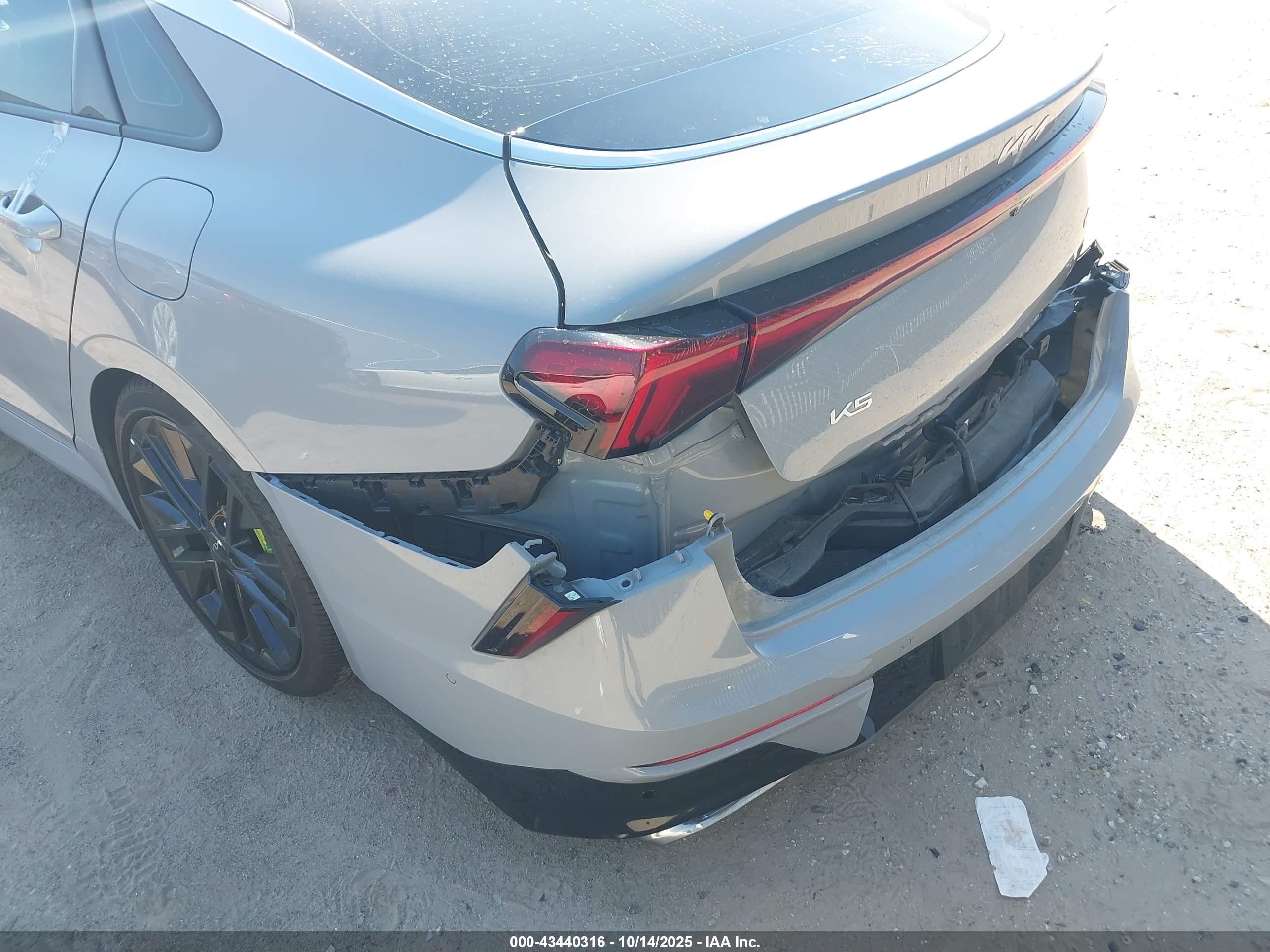 KIA K5 image 6