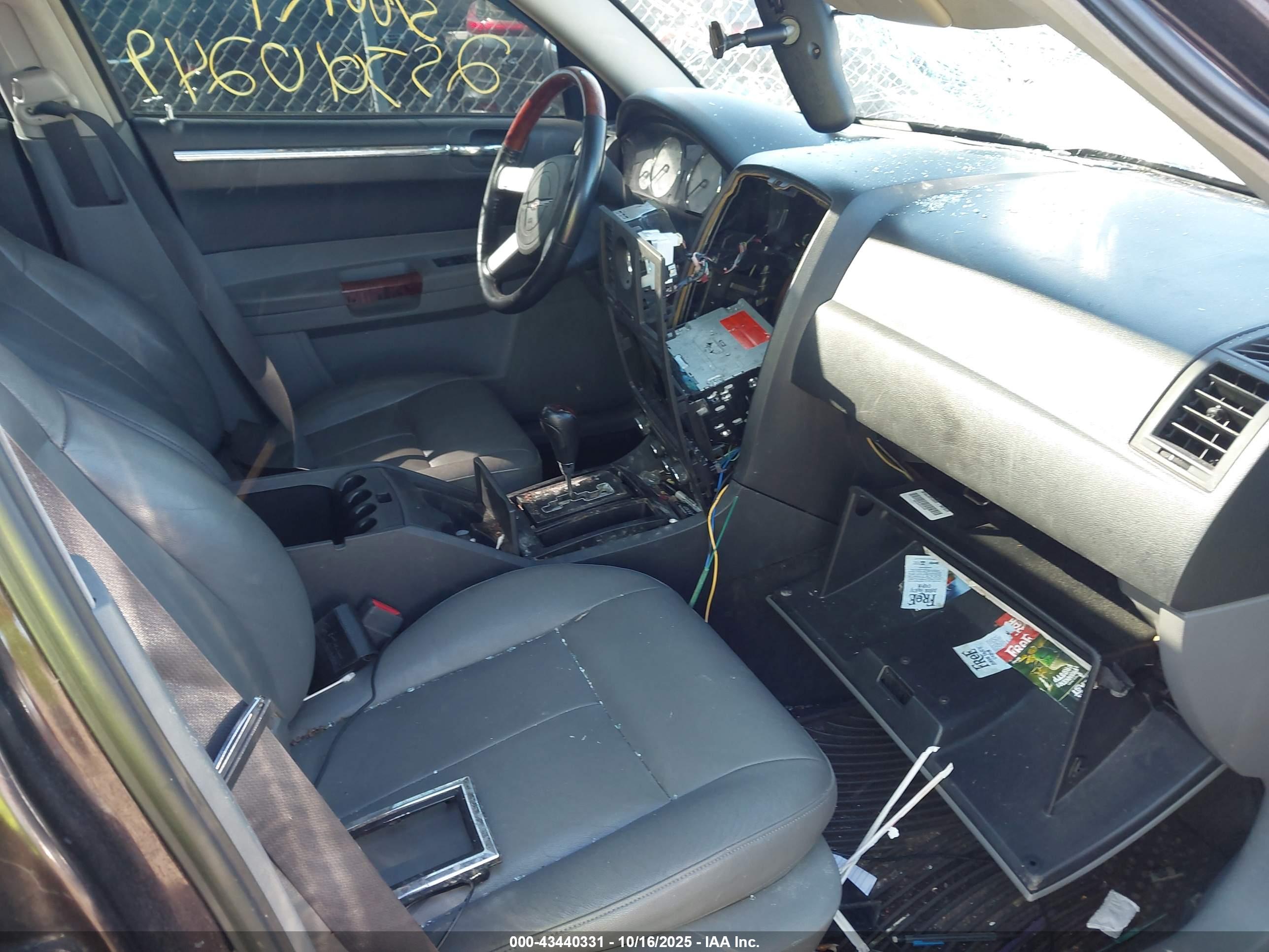 CHRYSLER 300 image 5