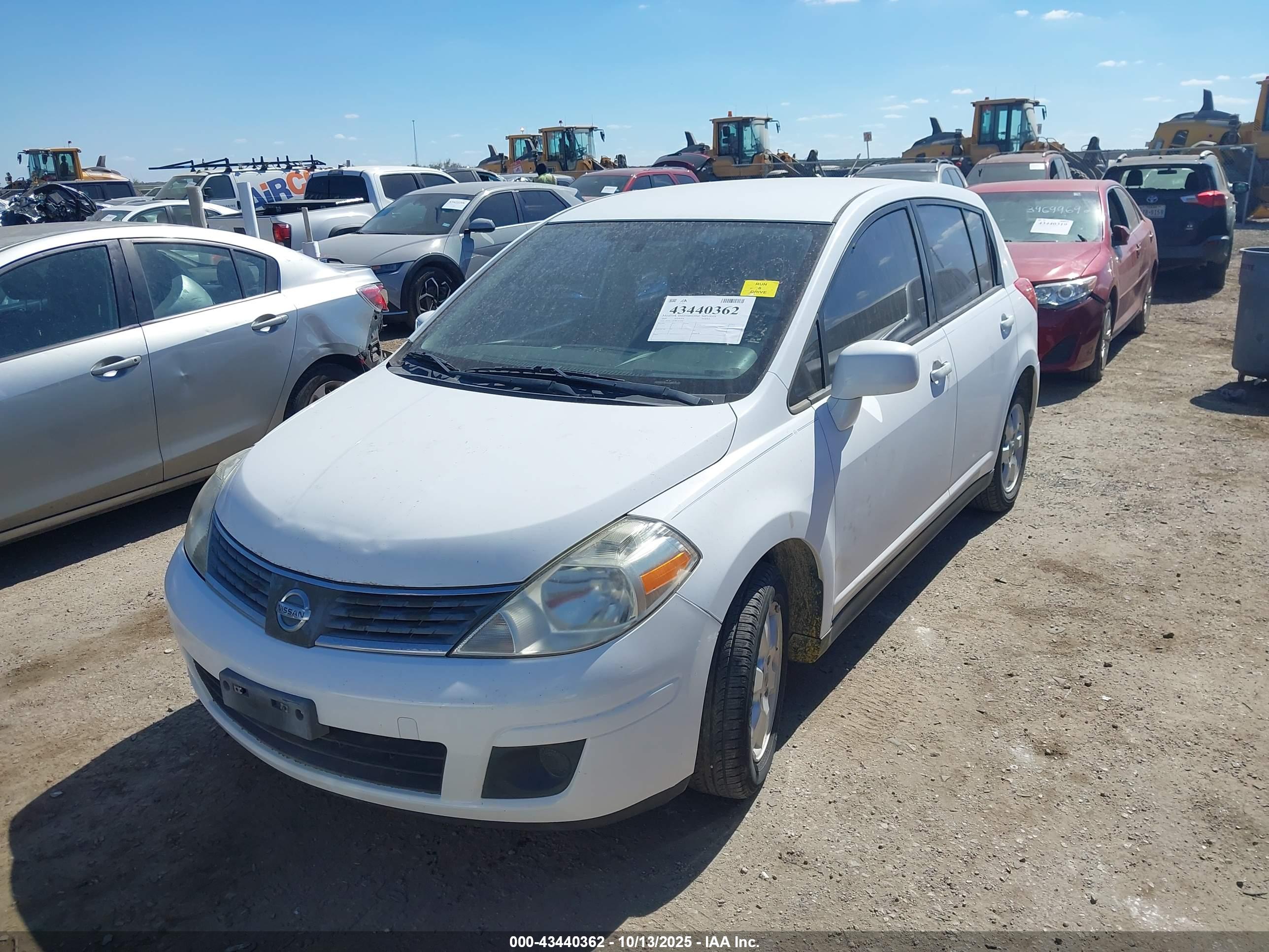 NISSAN VERSA image 2