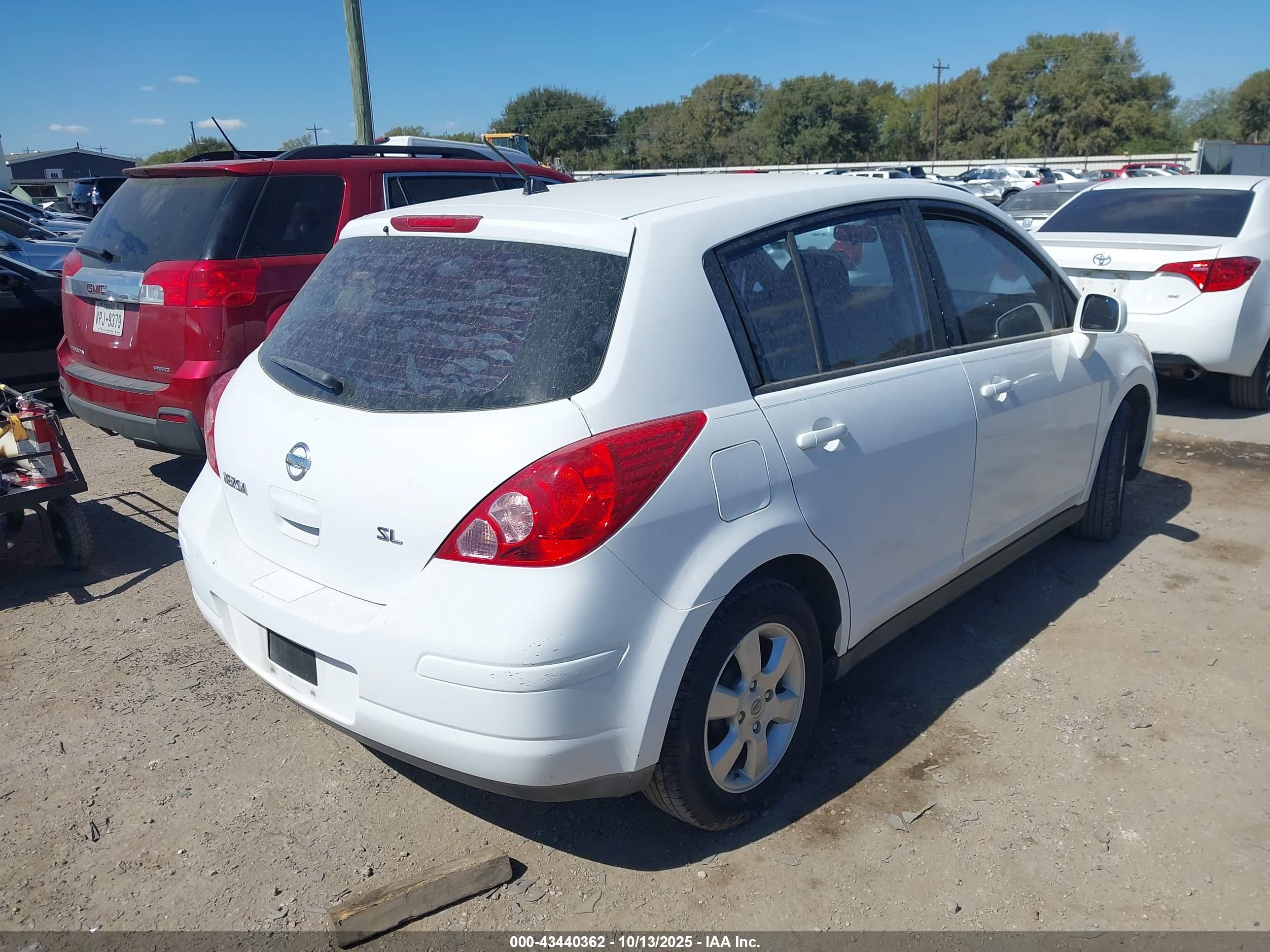 NISSAN VERSA image 4
