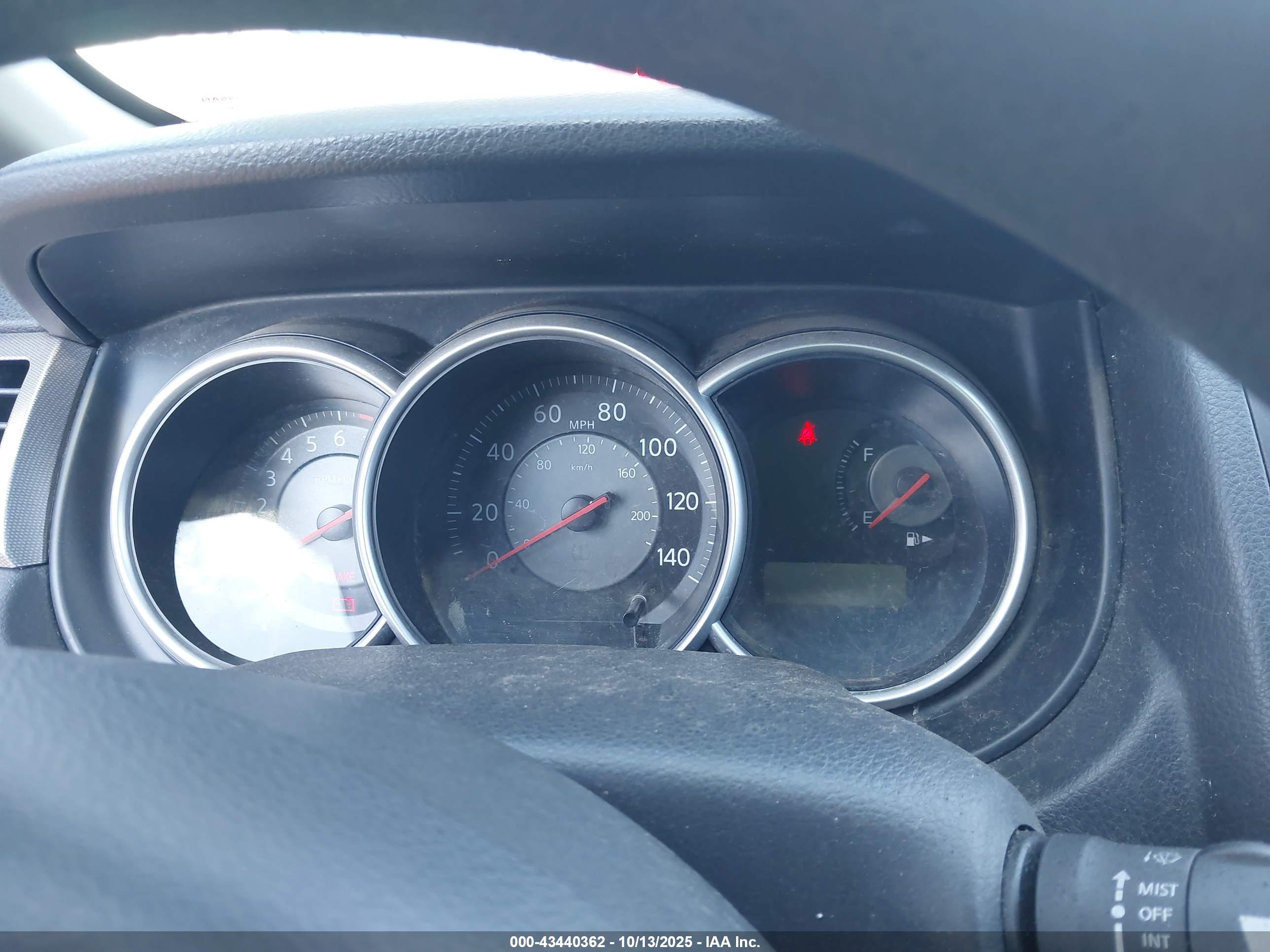 NISSAN VERSA image 7