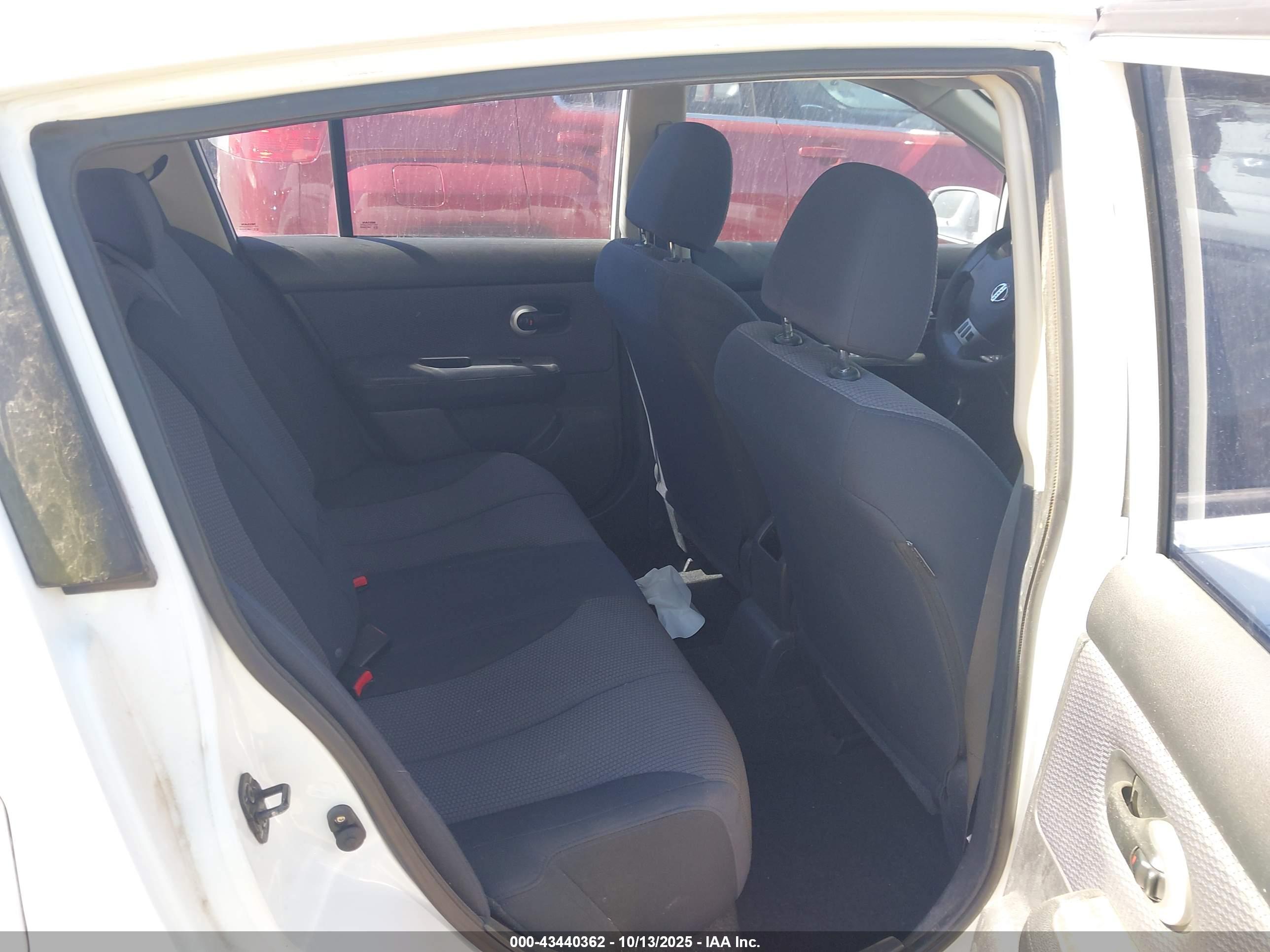 NISSAN VERSA image 8