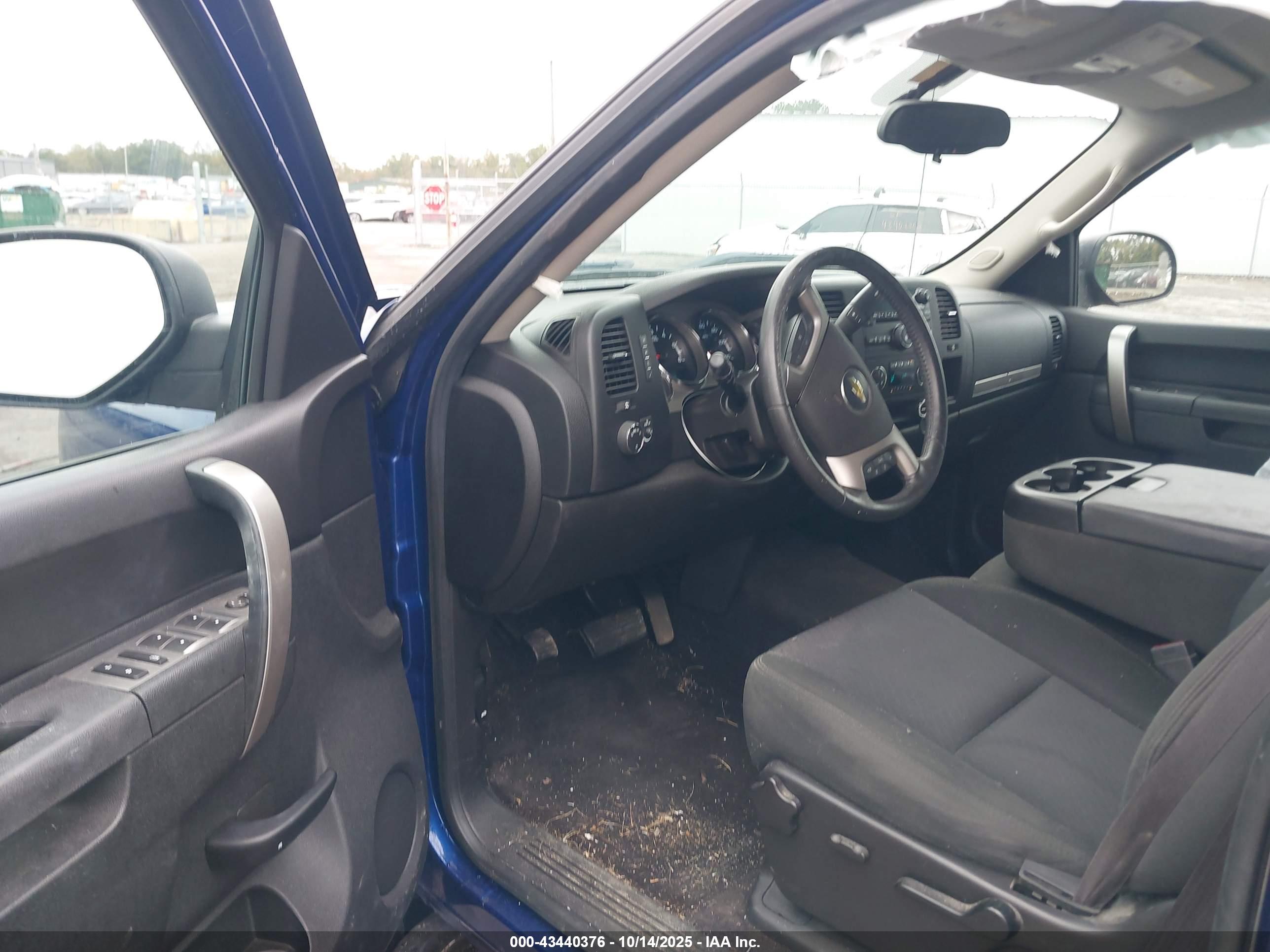 CHEVROLET SILVERADO image 5