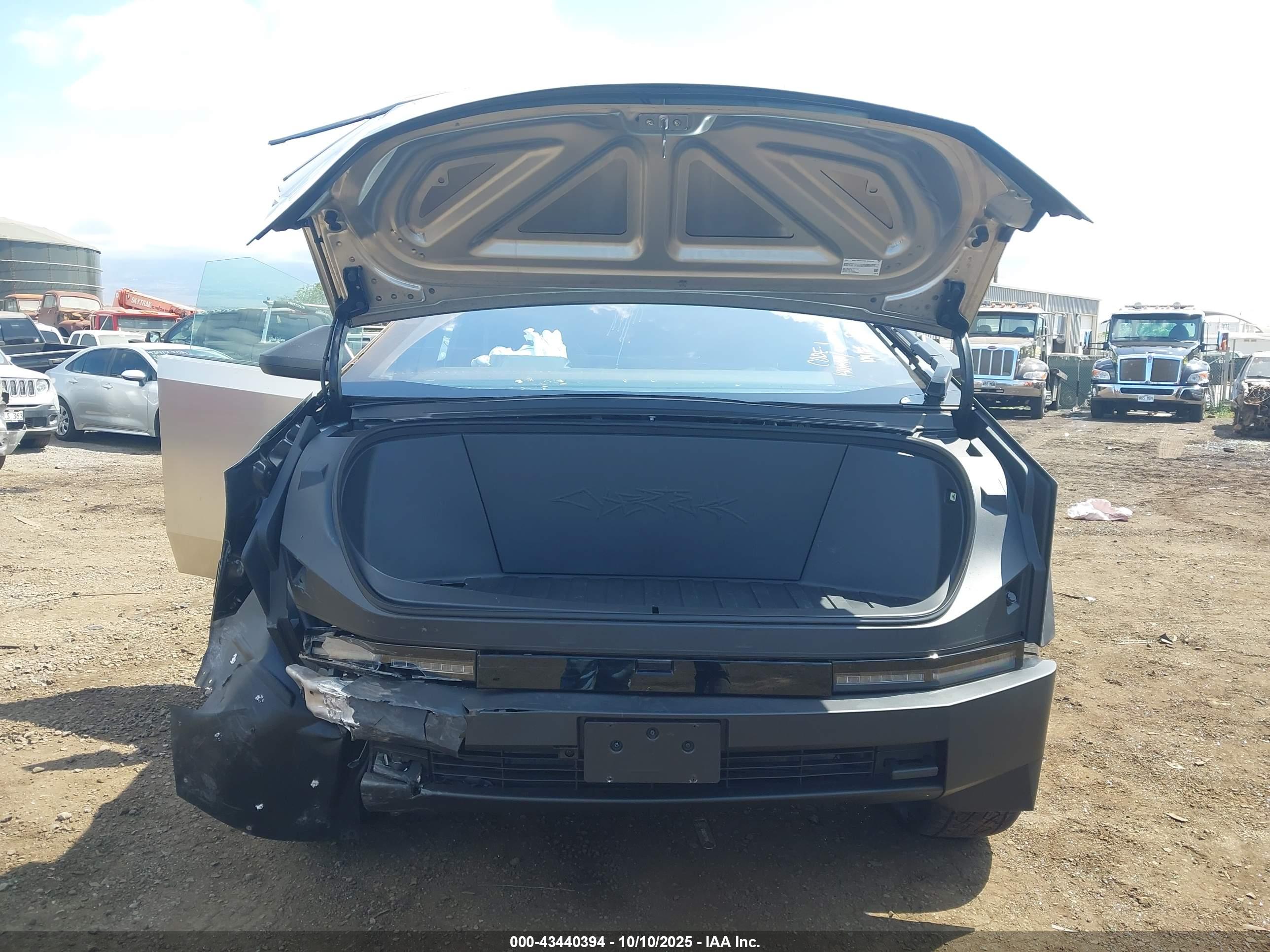 TESLA CYBERTRUCK image 10