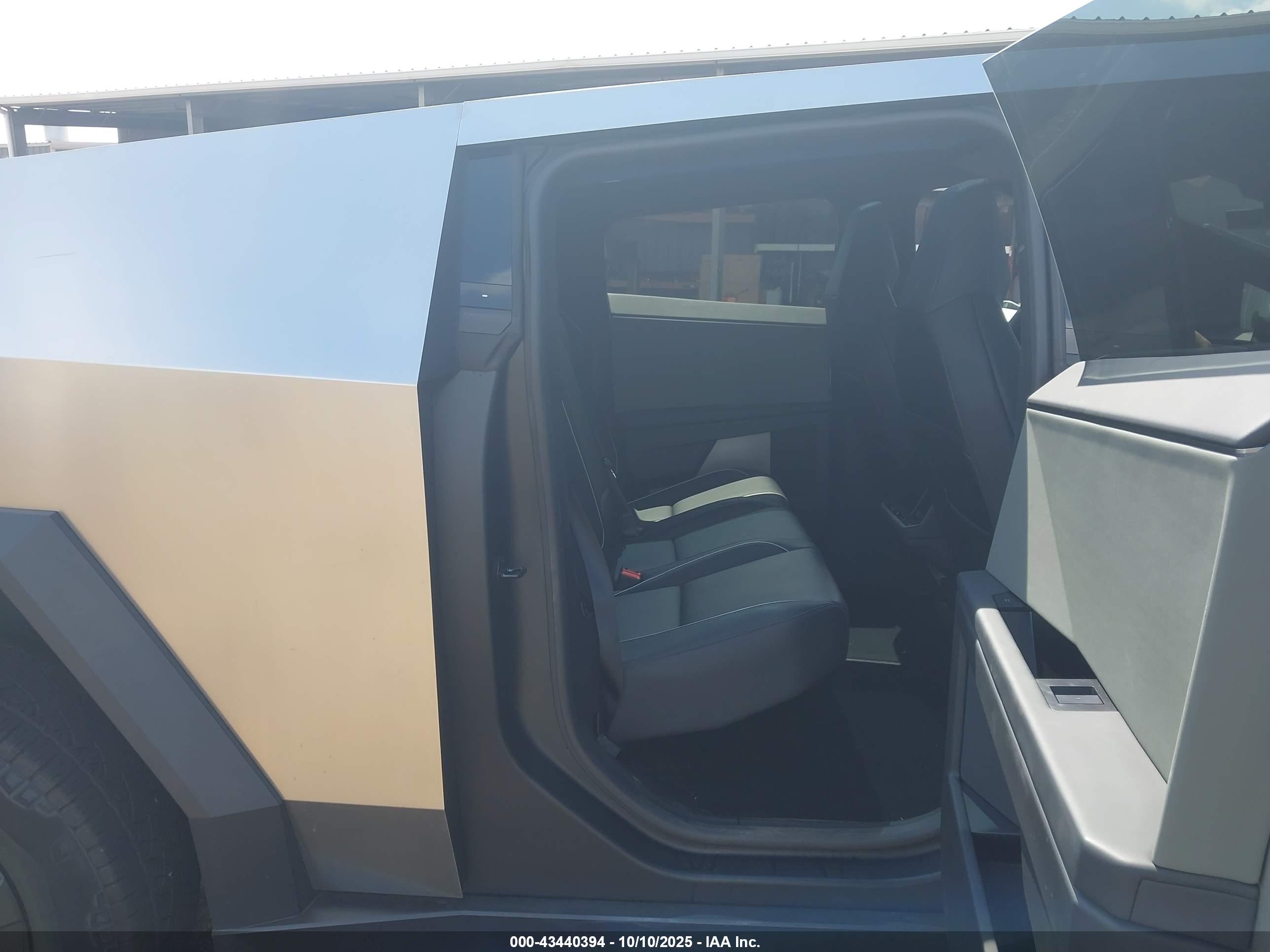 TESLA CYBERTRUCK image 8
