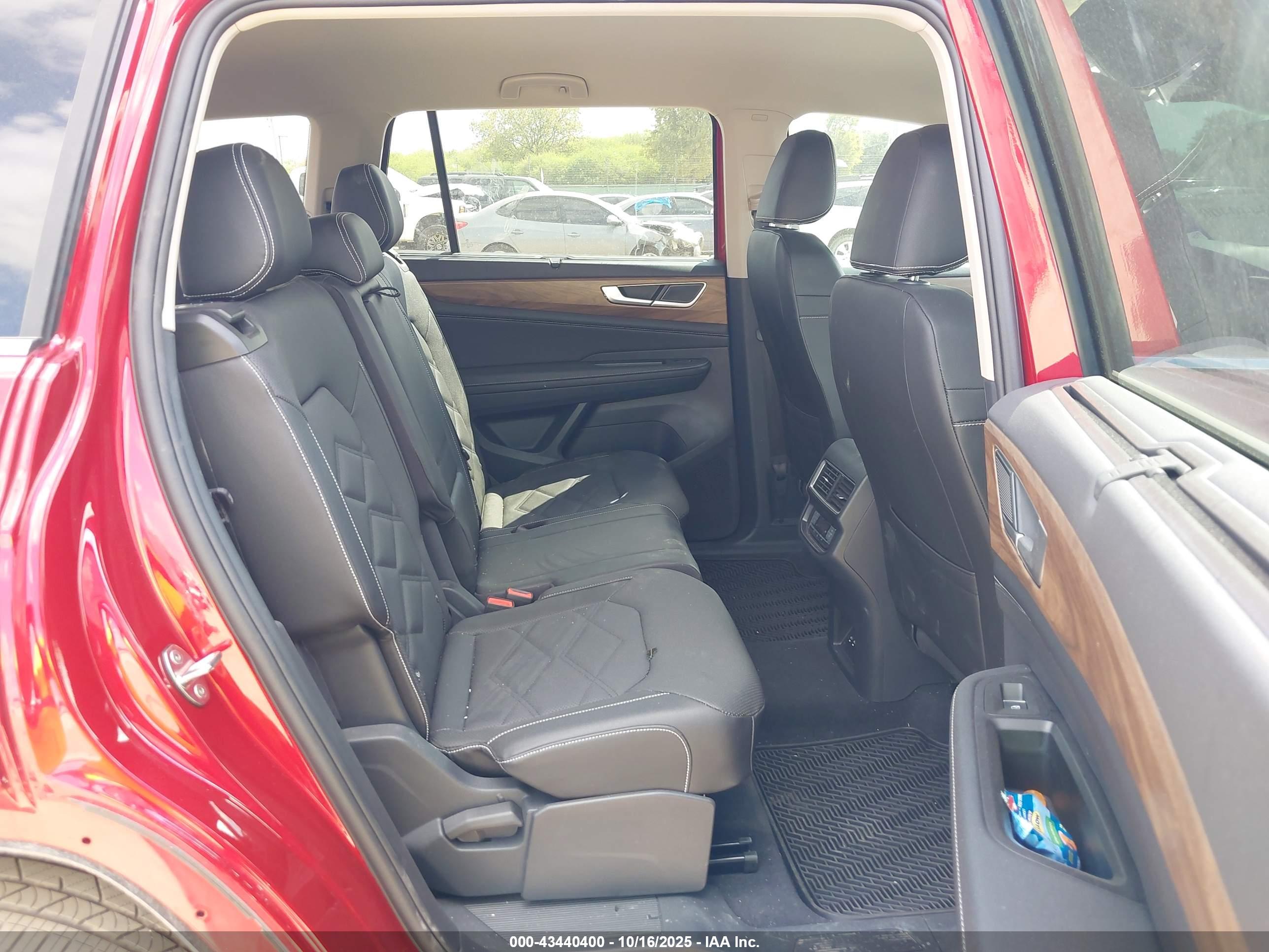 VOLKSWAGEN ATLAS image 8