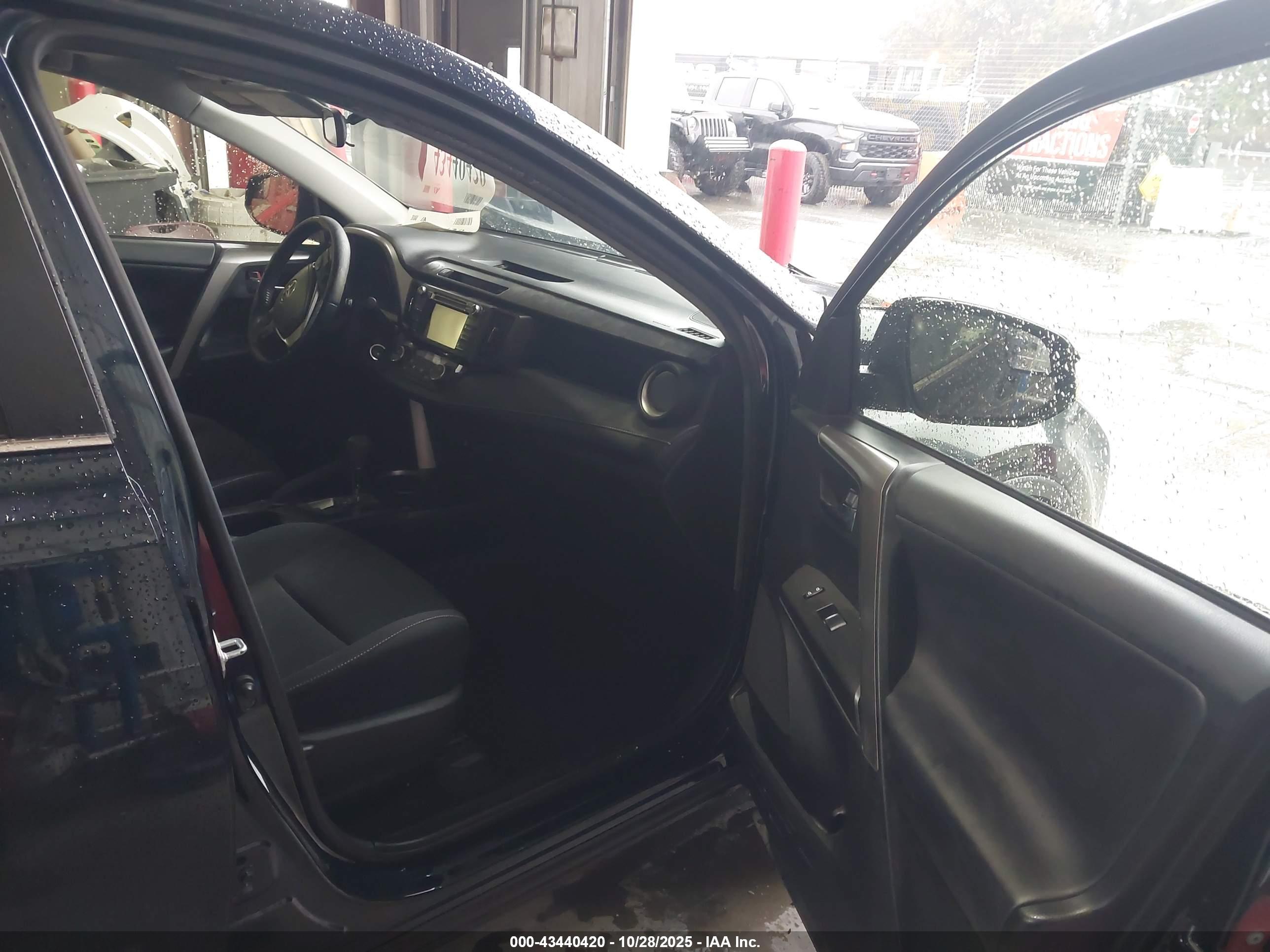 TOYOTA RAV4 image 5