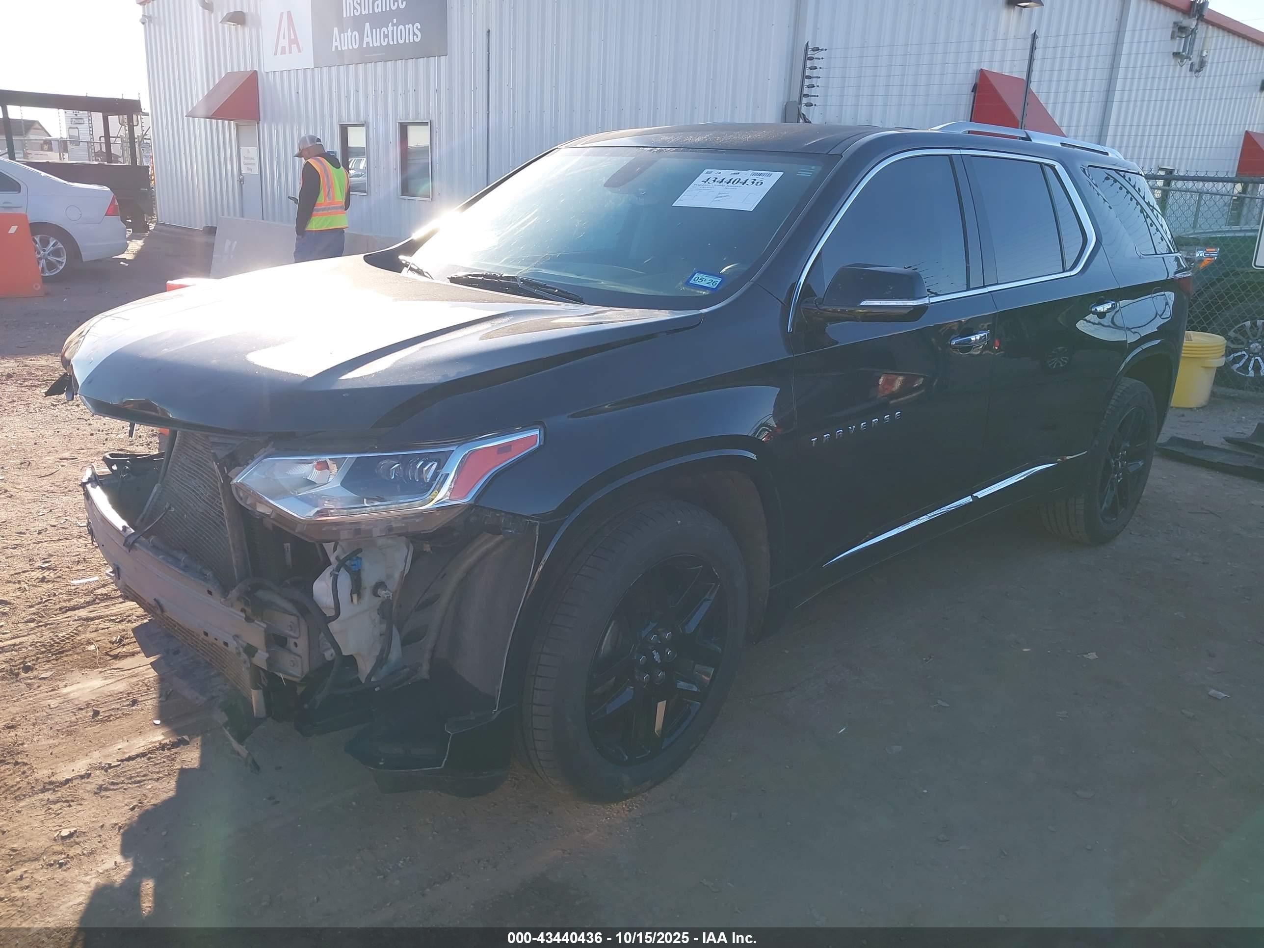 CHEVROLET TRAVERSE image 2