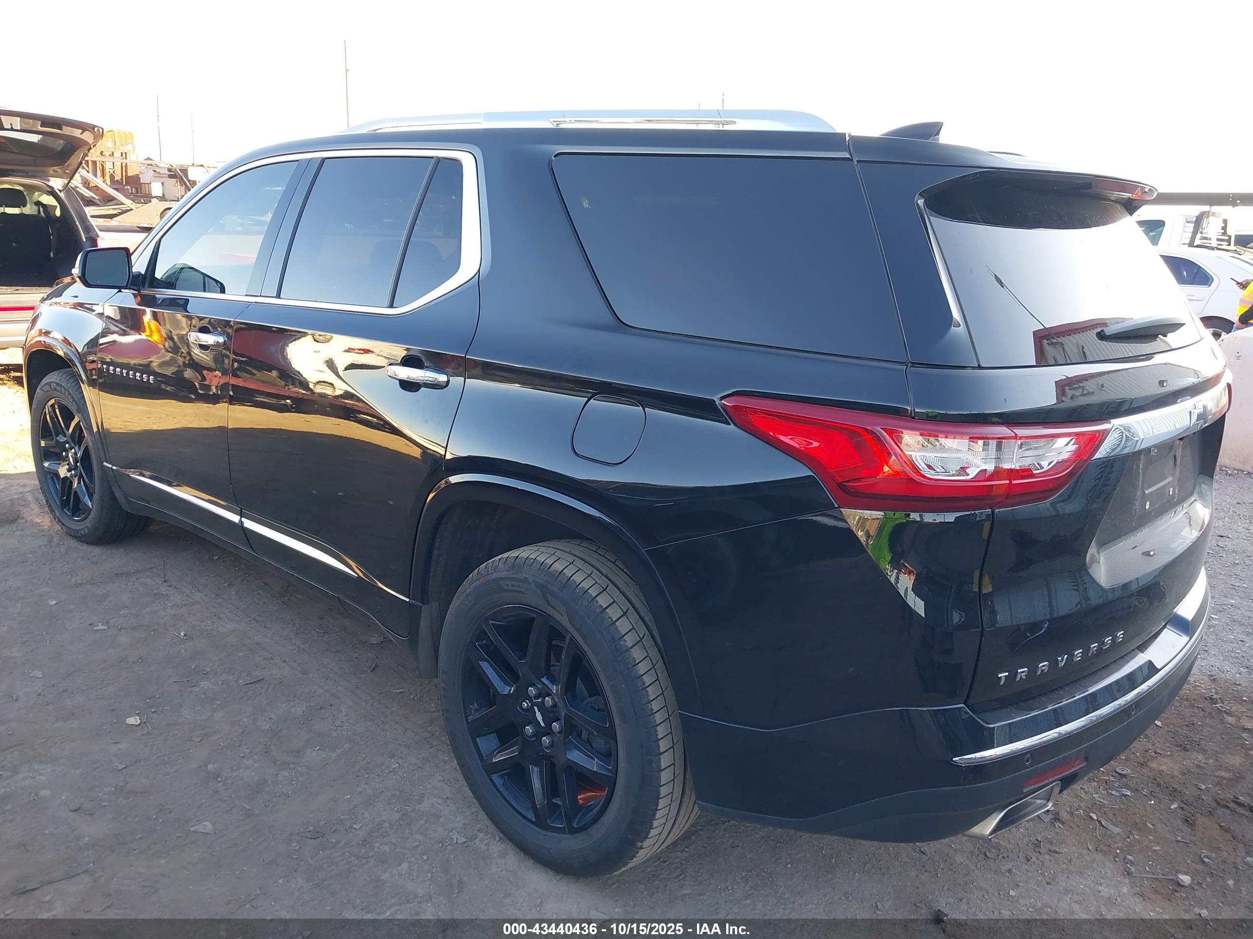 CHEVROLET TRAVERSE image 3