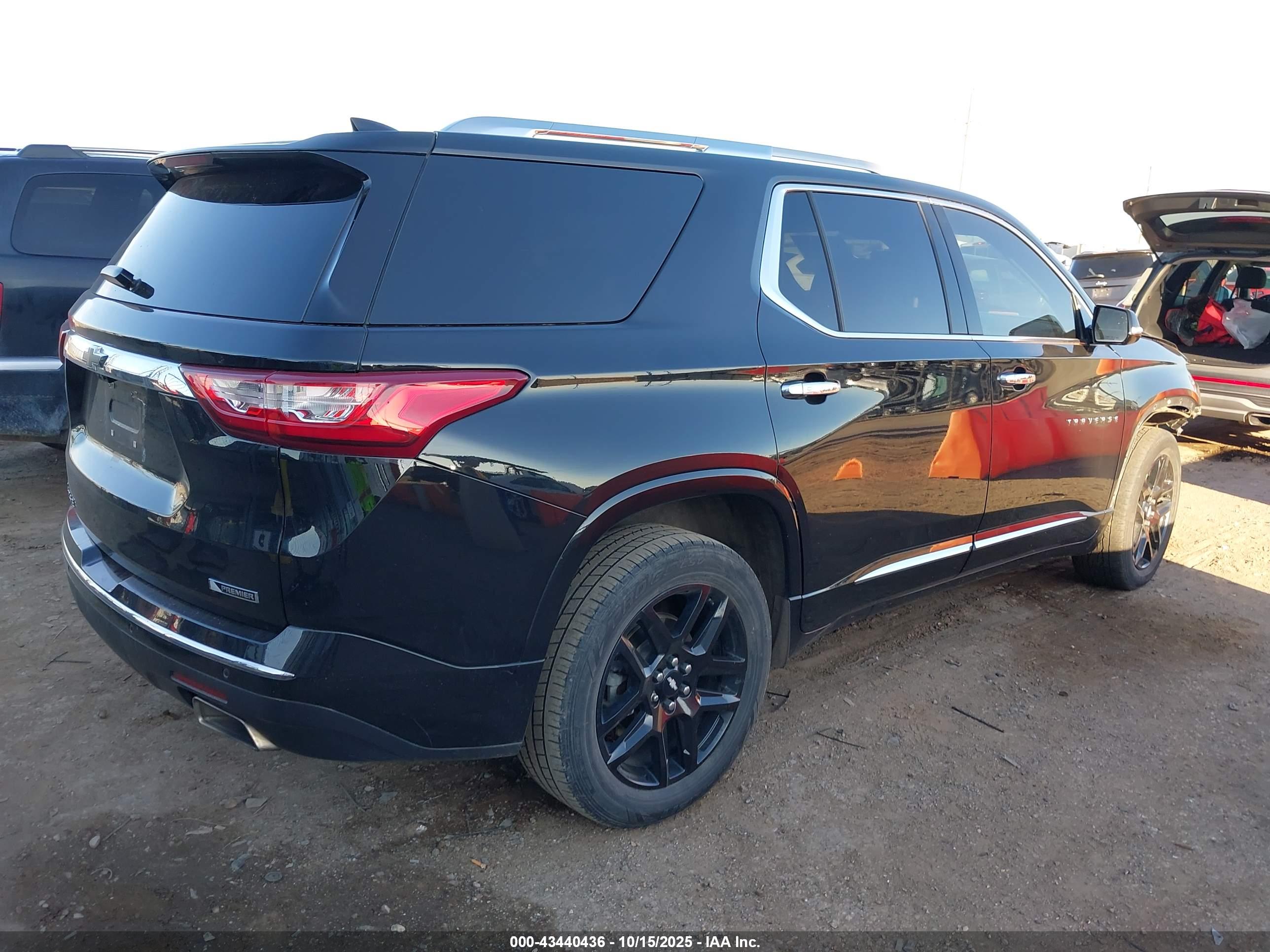 CHEVROLET TRAVERSE image 4