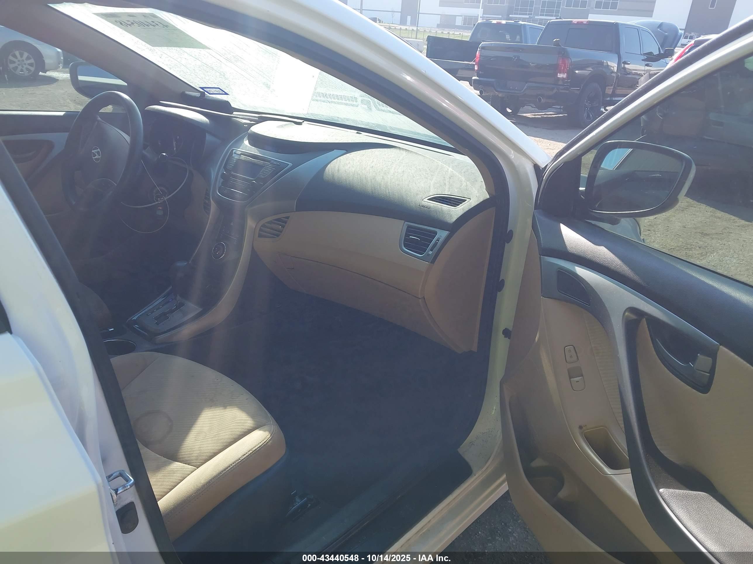 HYUNDAI ELANTRA image 5