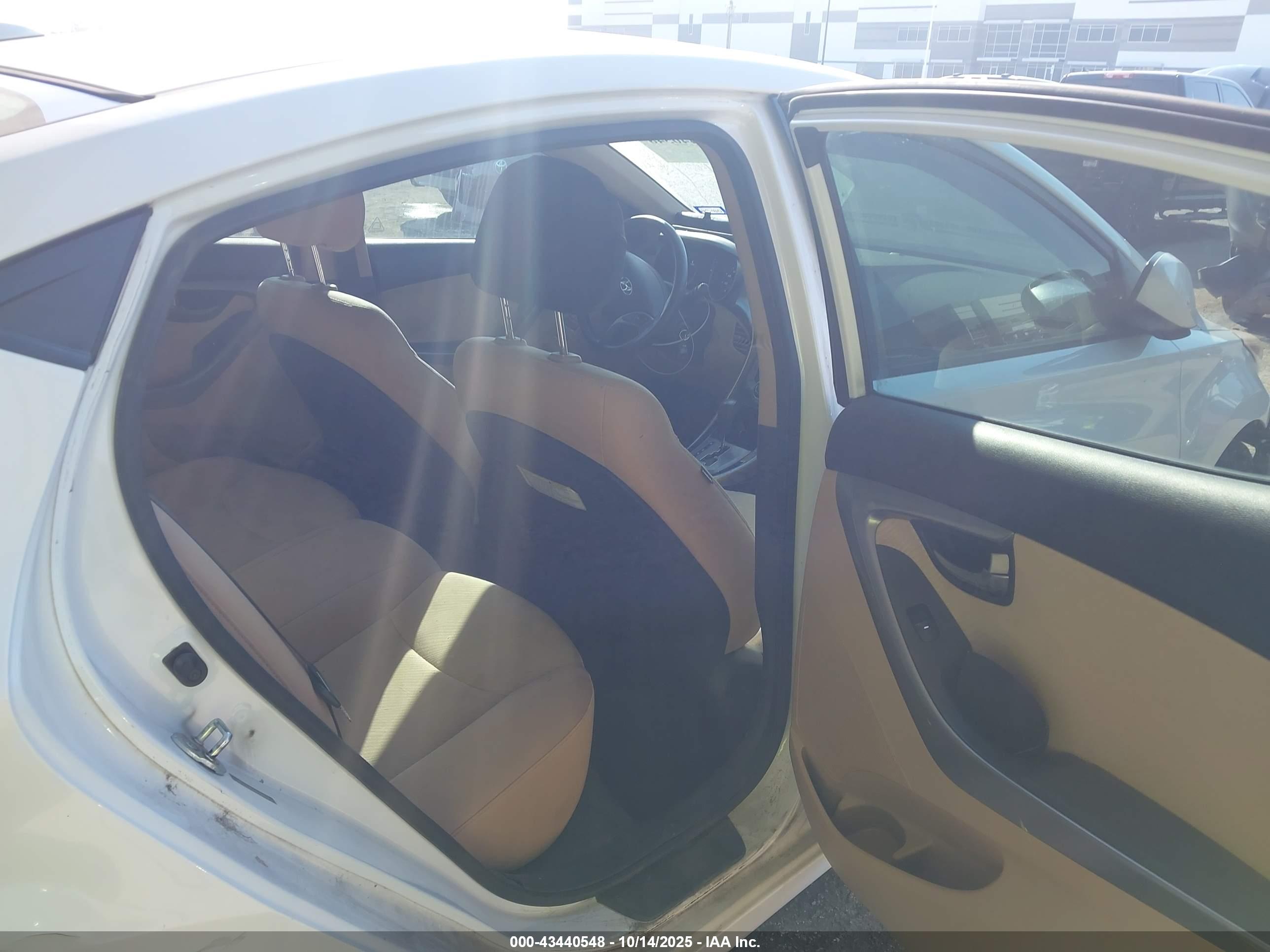 HYUNDAI ELANTRA image 8