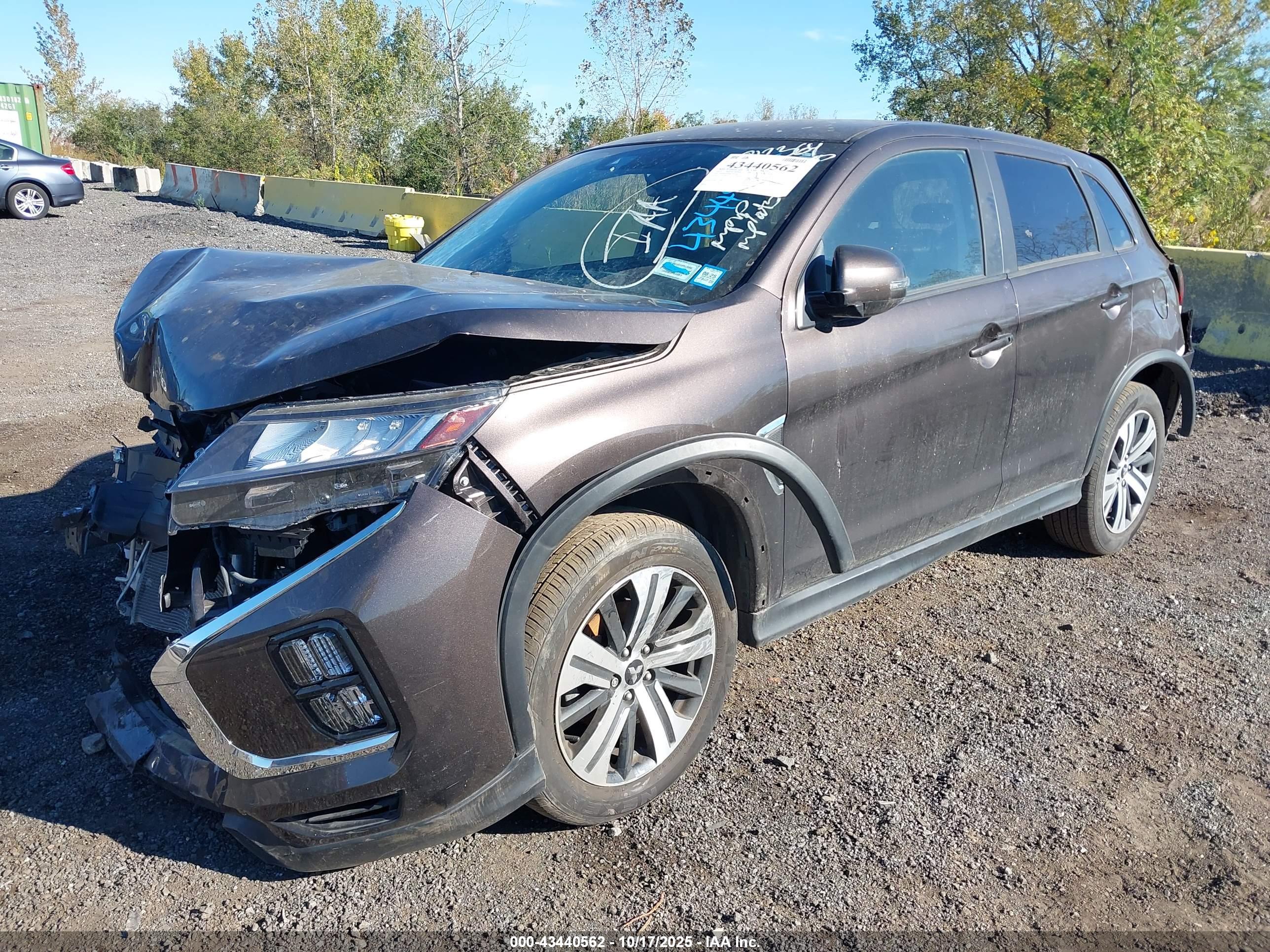 MITSUBISHI OUTLANDER image 2