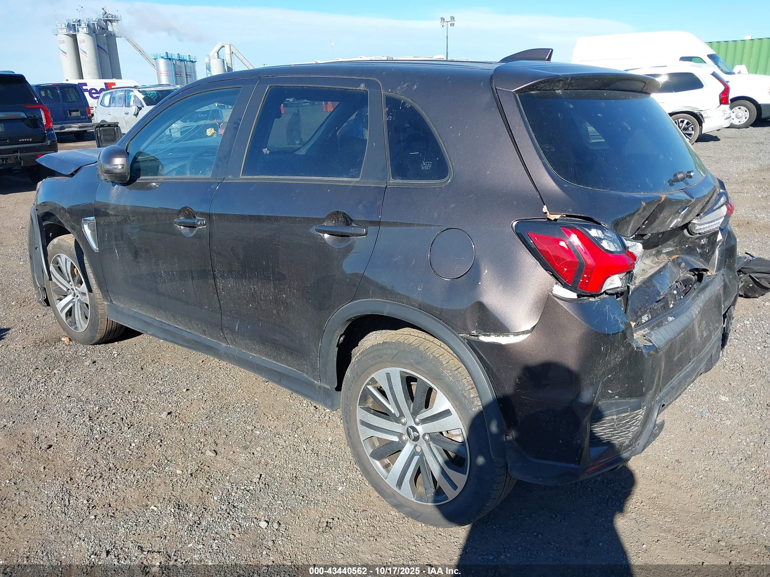 MITSUBISHI OUTLANDER image 3