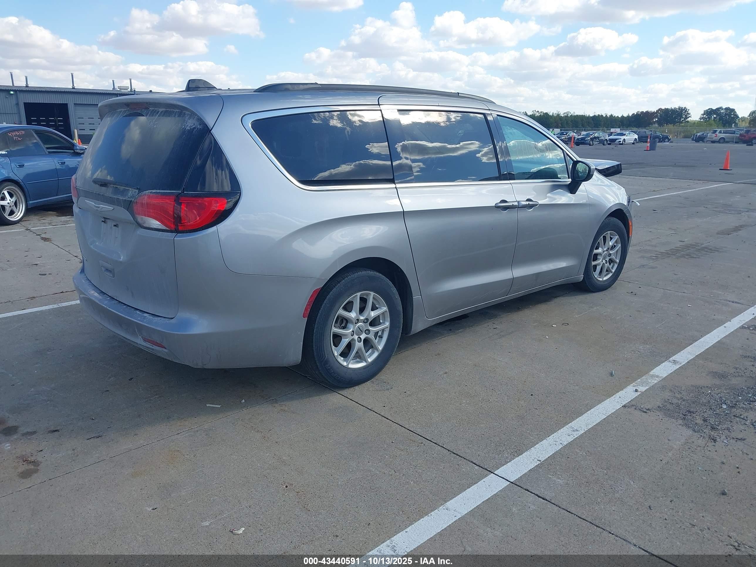 CHRYSLER VOYAGER image 4