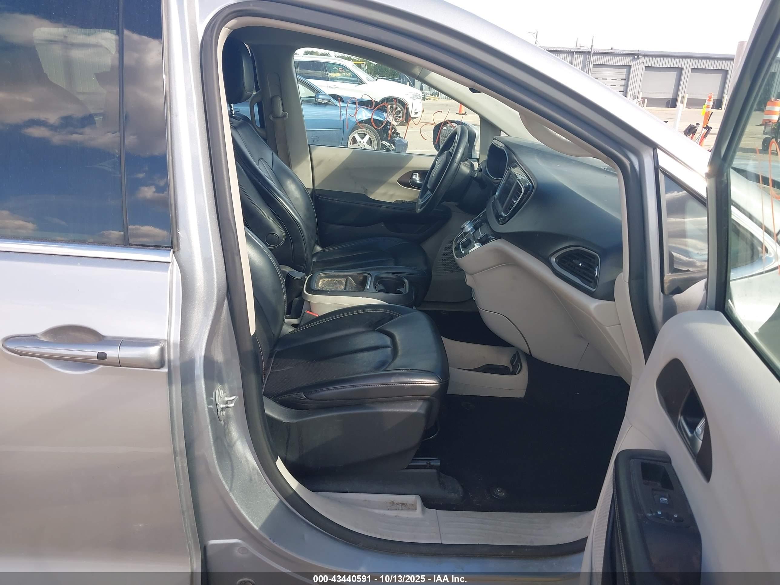 CHRYSLER VOYAGER image 5