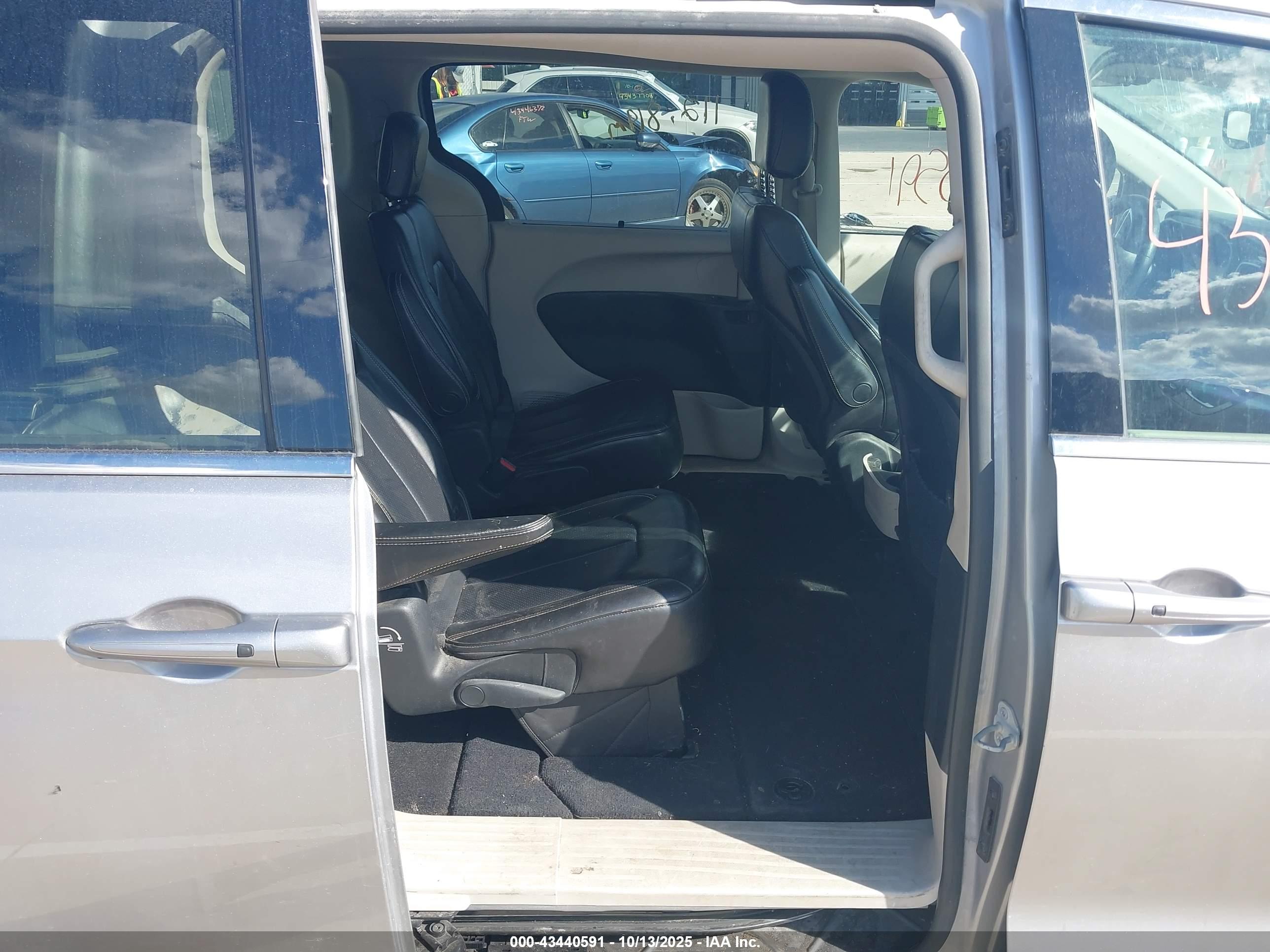 CHRYSLER VOYAGER image 8
