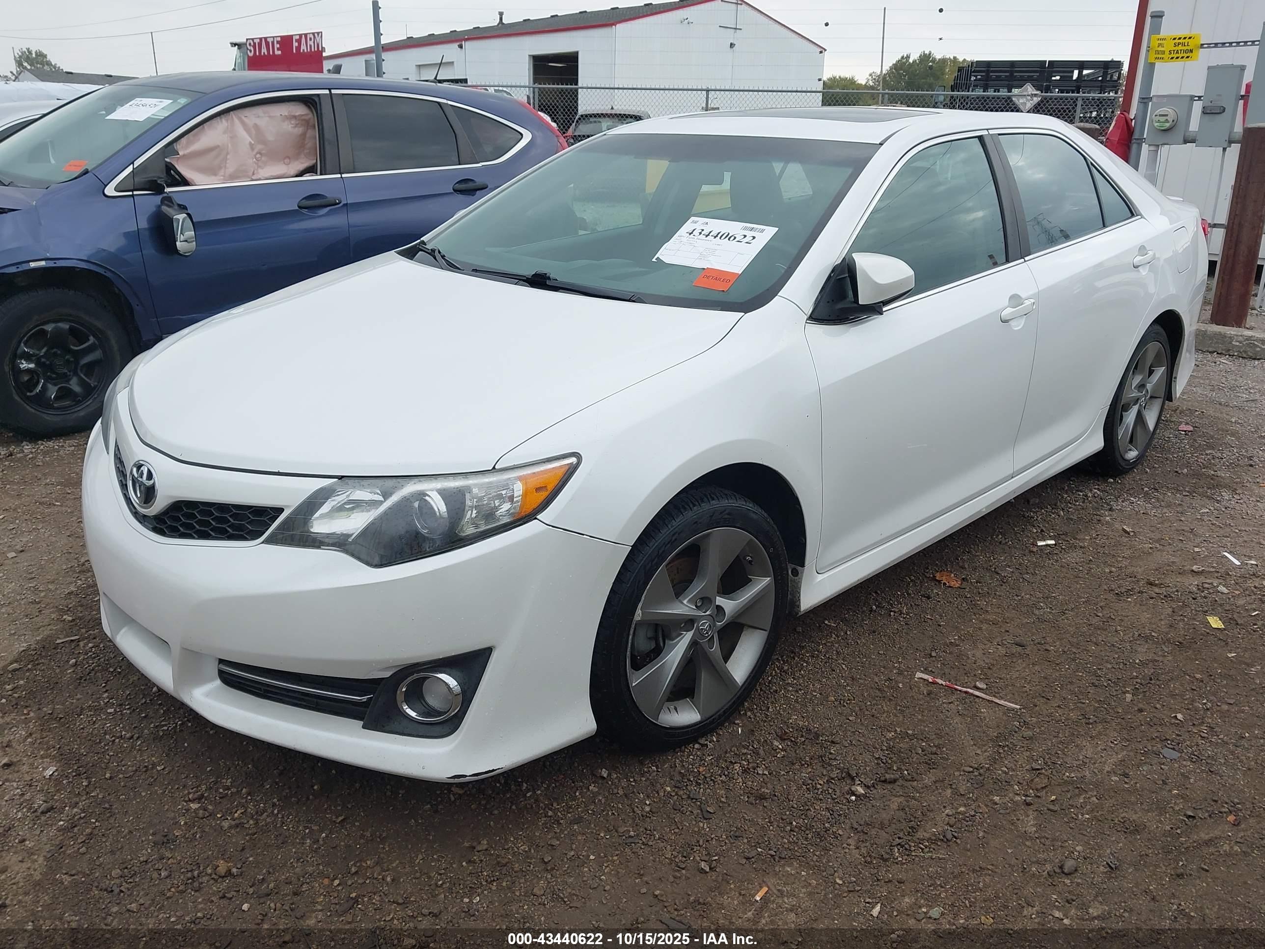 TOYOTA CAMRY image 2