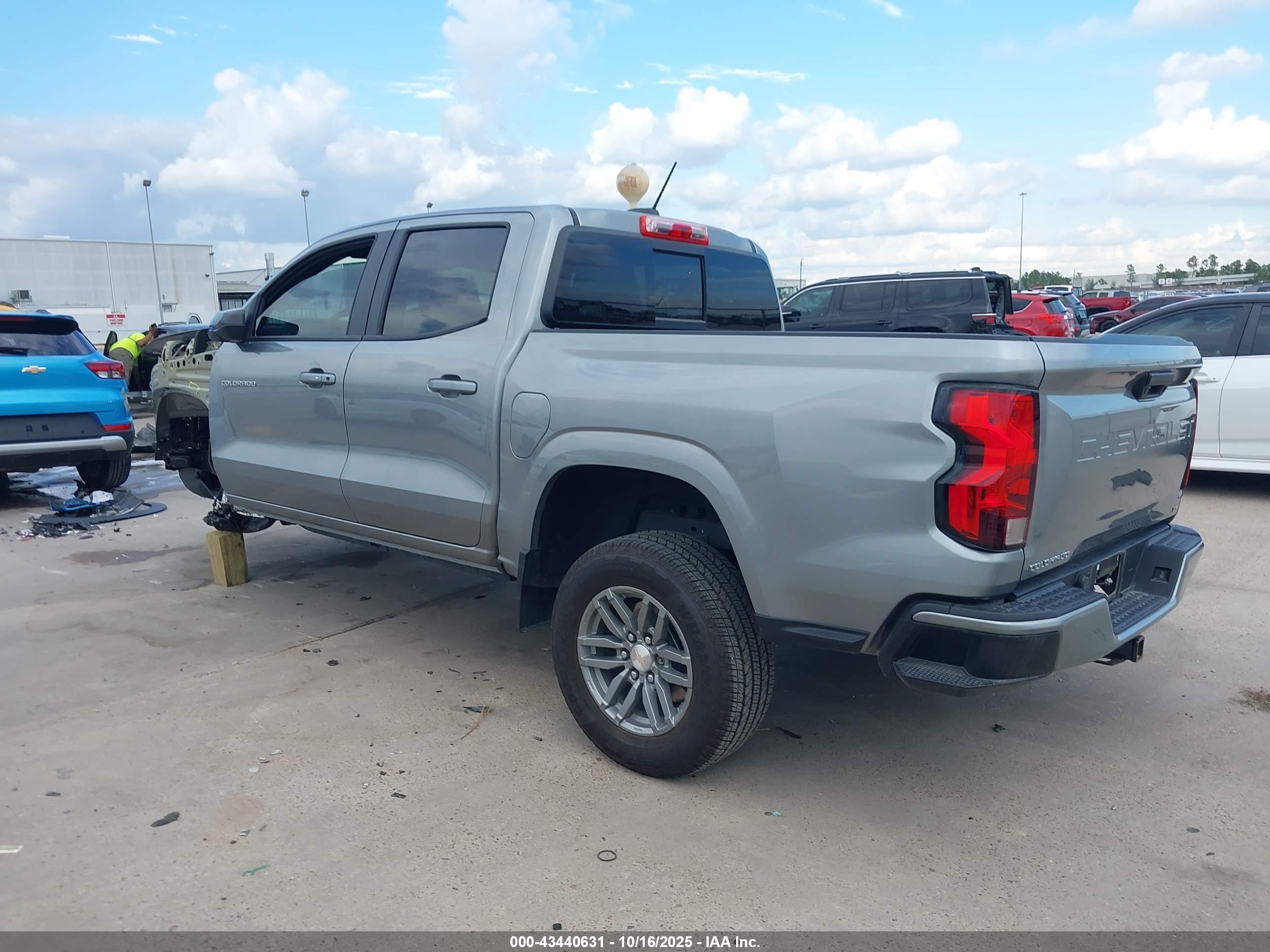 CHEVROLET COLORADO image 3