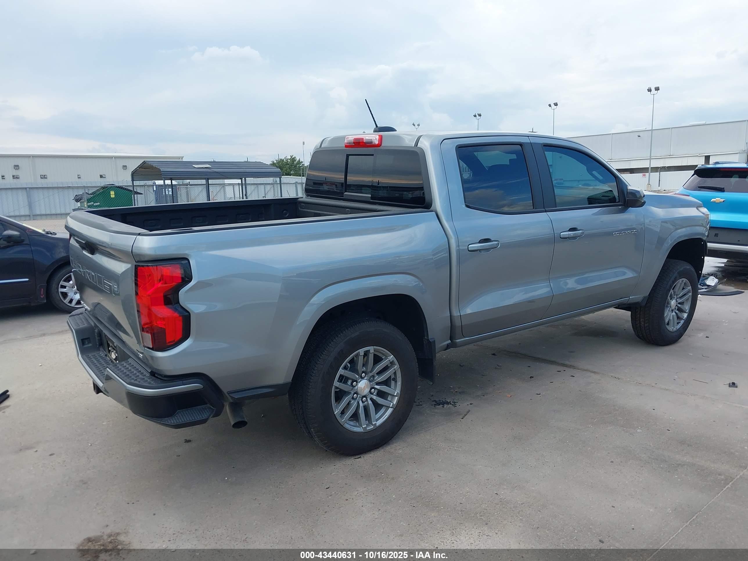 CHEVROLET COLORADO image 4