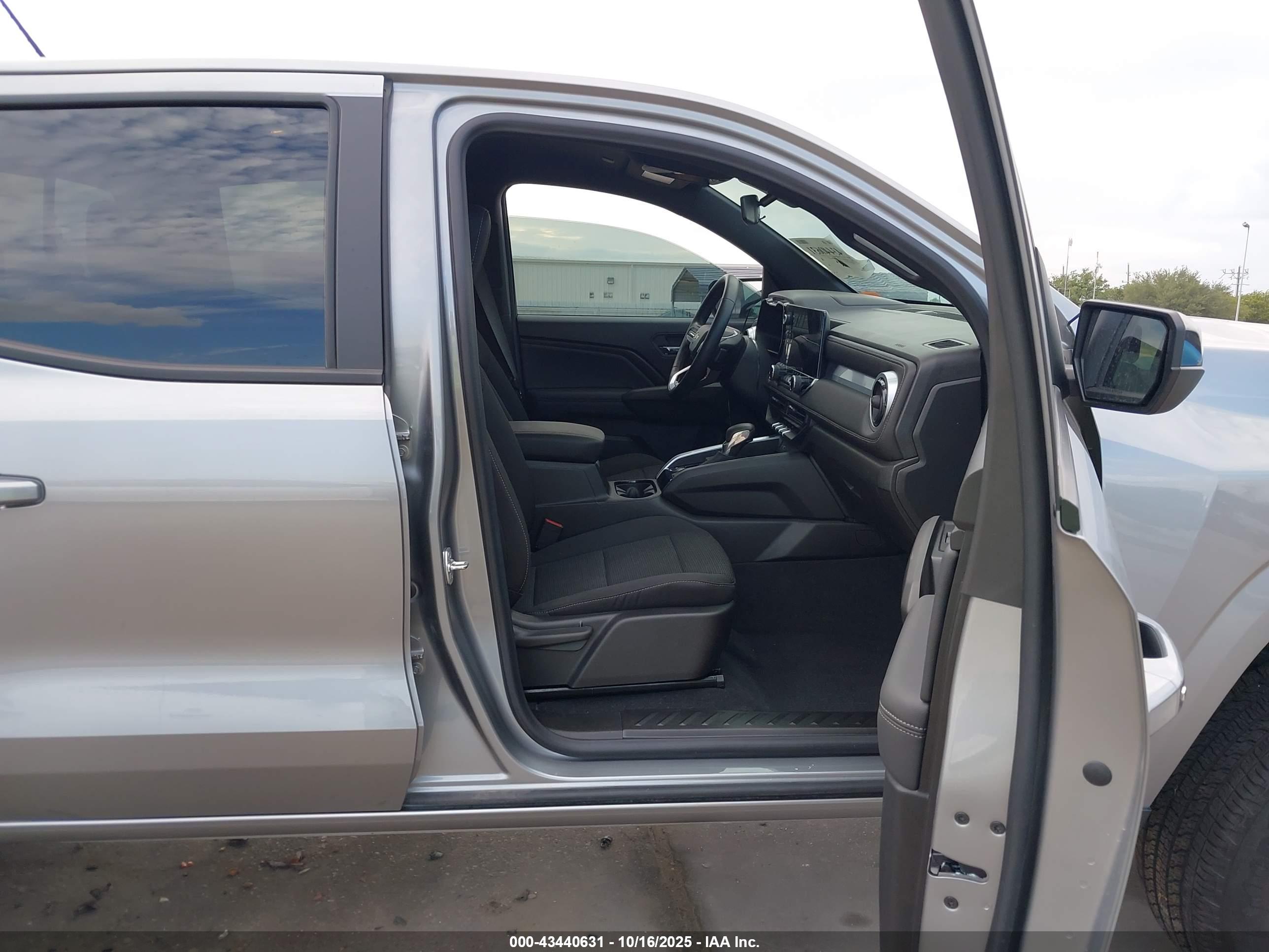 CHEVROLET COLORADO image 5