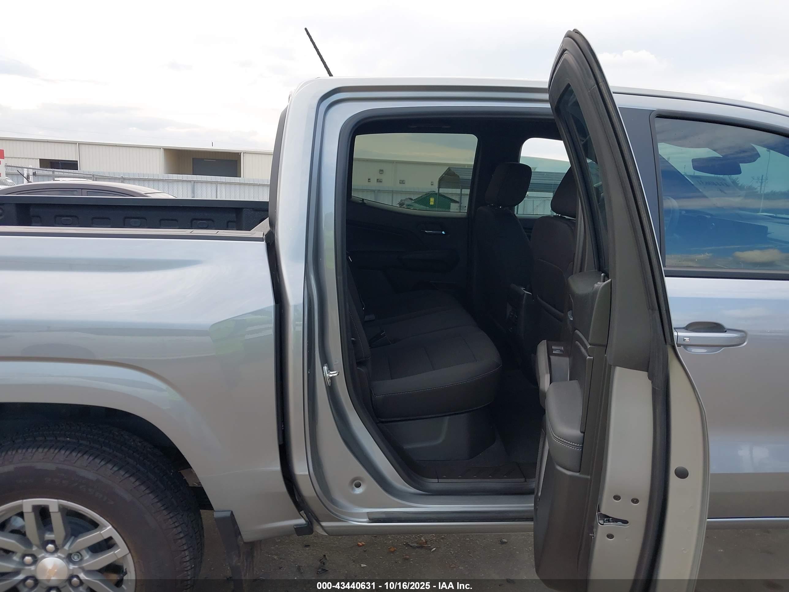 CHEVROLET COLORADO image 8