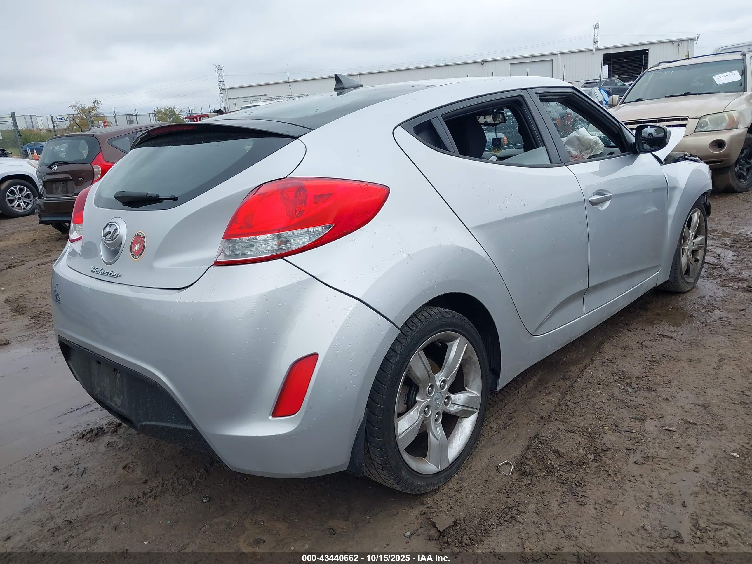 HYUNDAI VELOSTER image 4
