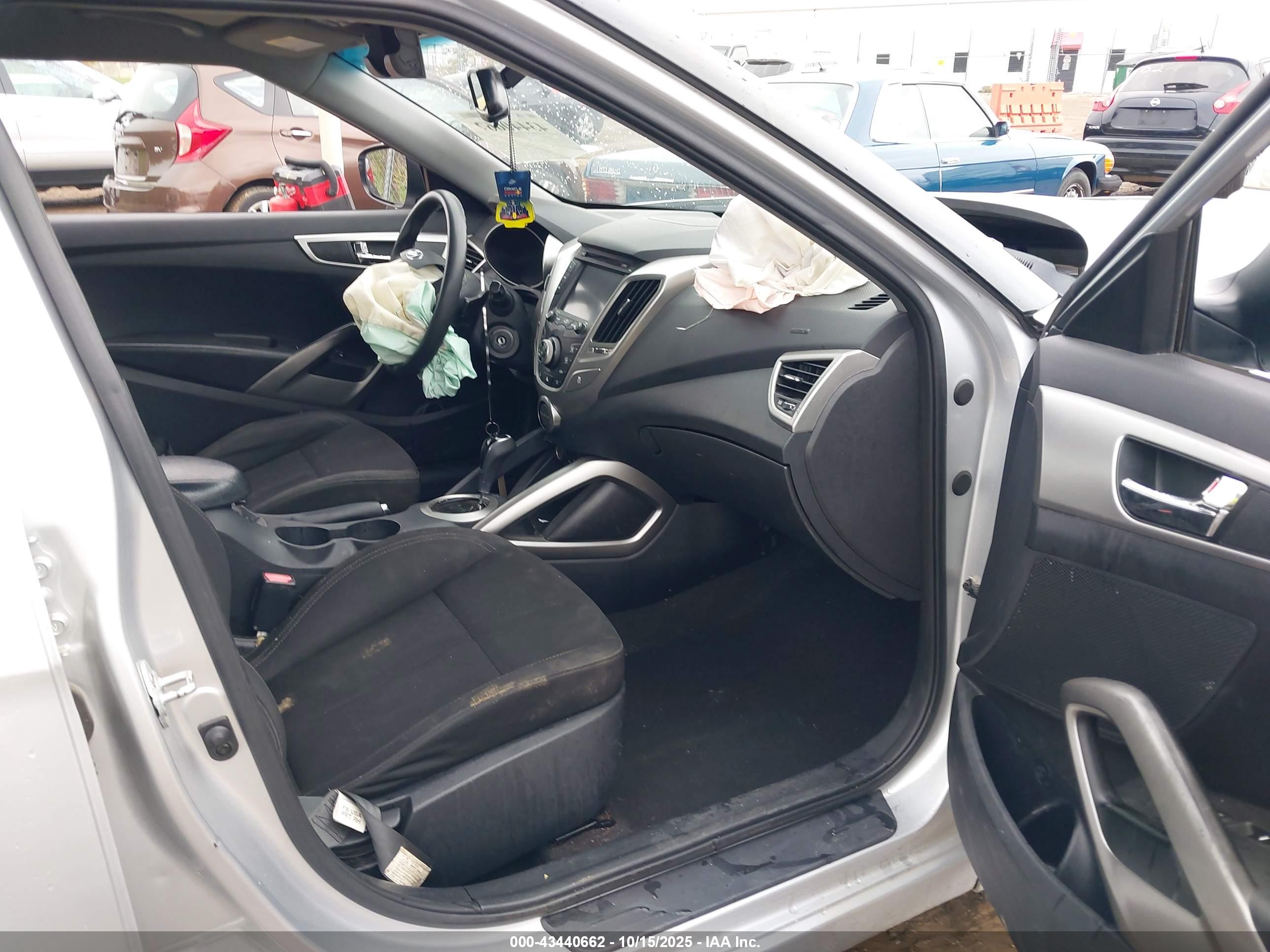 HYUNDAI VELOSTER image 5