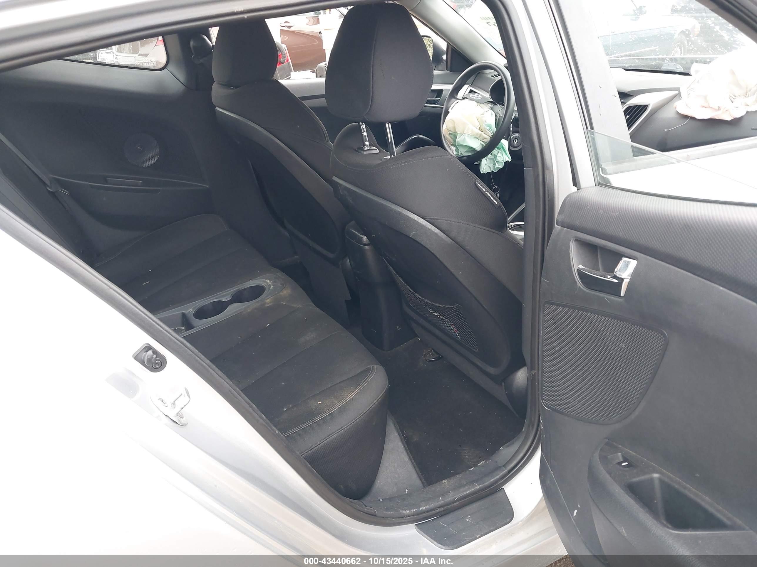 HYUNDAI VELOSTER image 8
