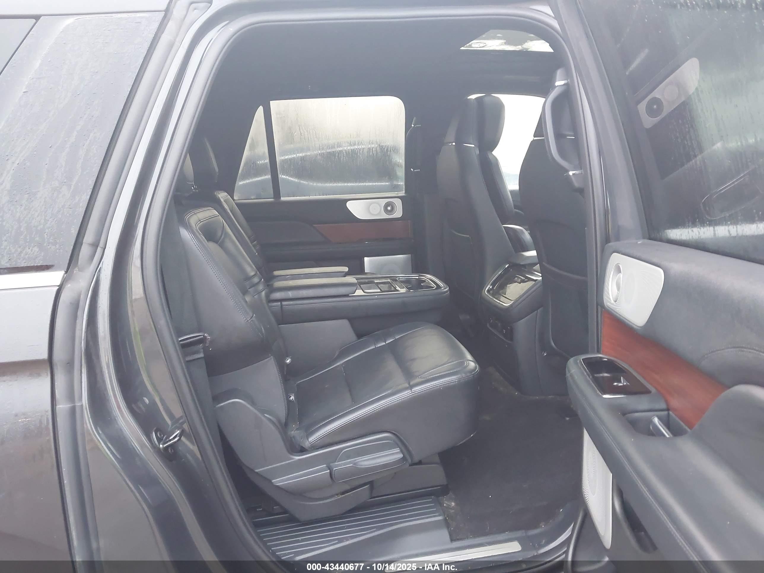 LINCOLN NAVIGATOR image 8