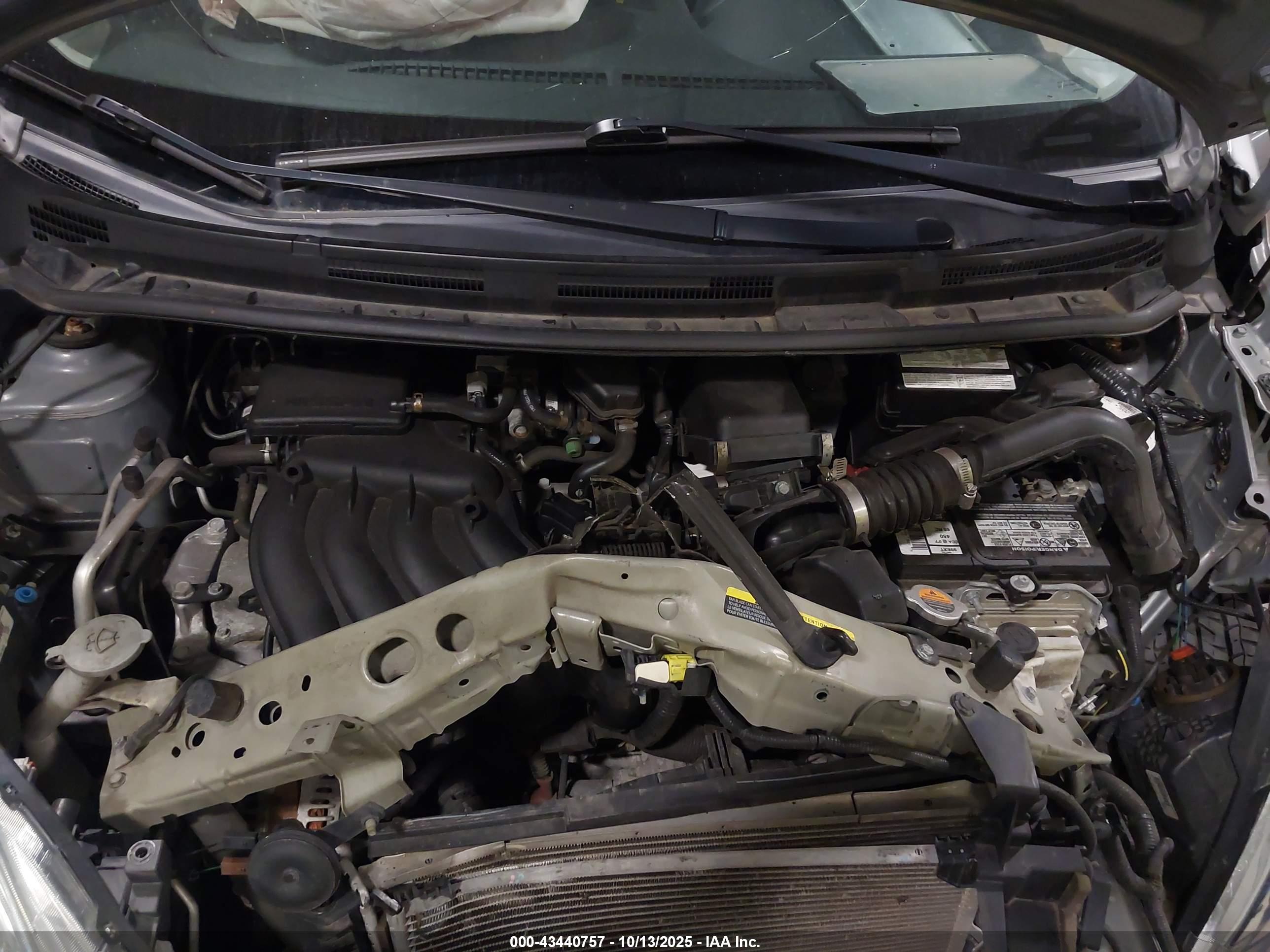 NISSAN VERSA image 10