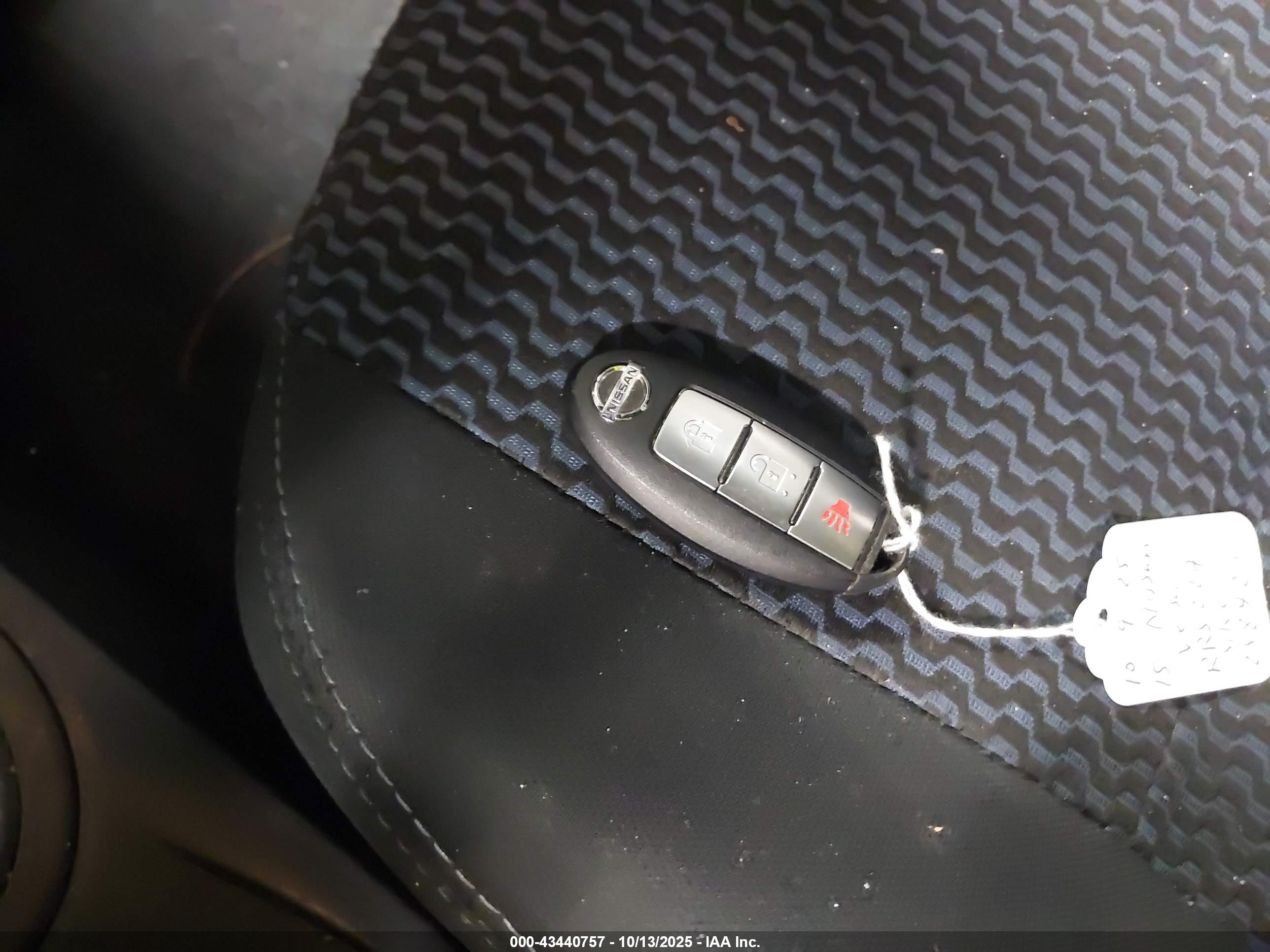 NISSAN VERSA image 11