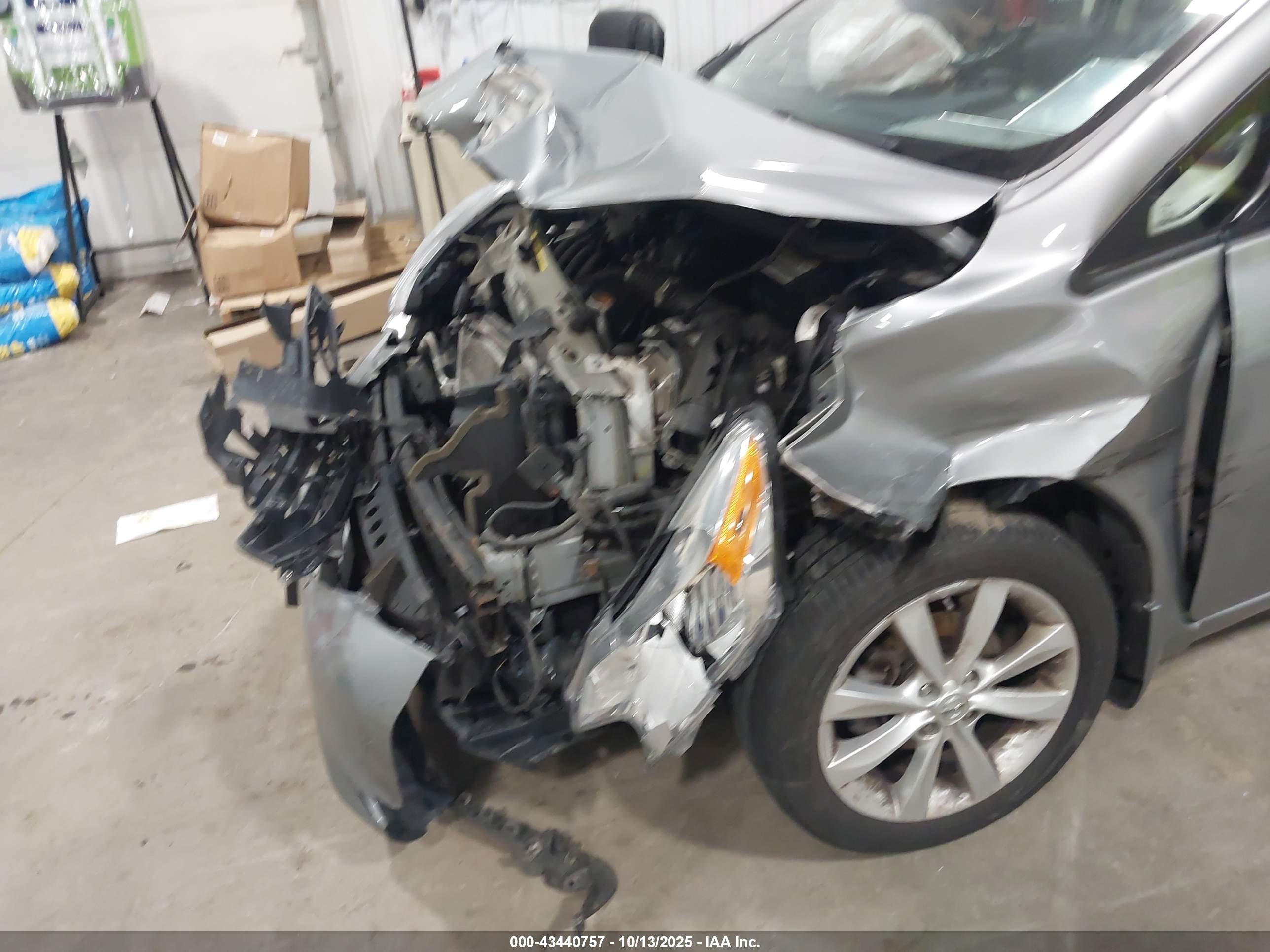 NISSAN VERSA image 6