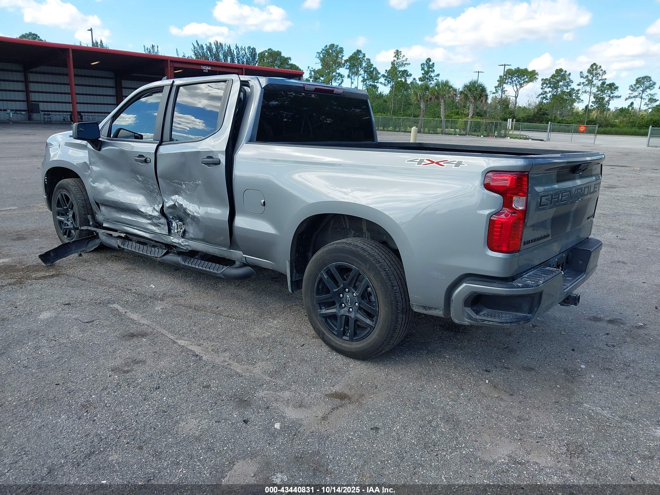 CHEVROLET SILVERADO image 3
