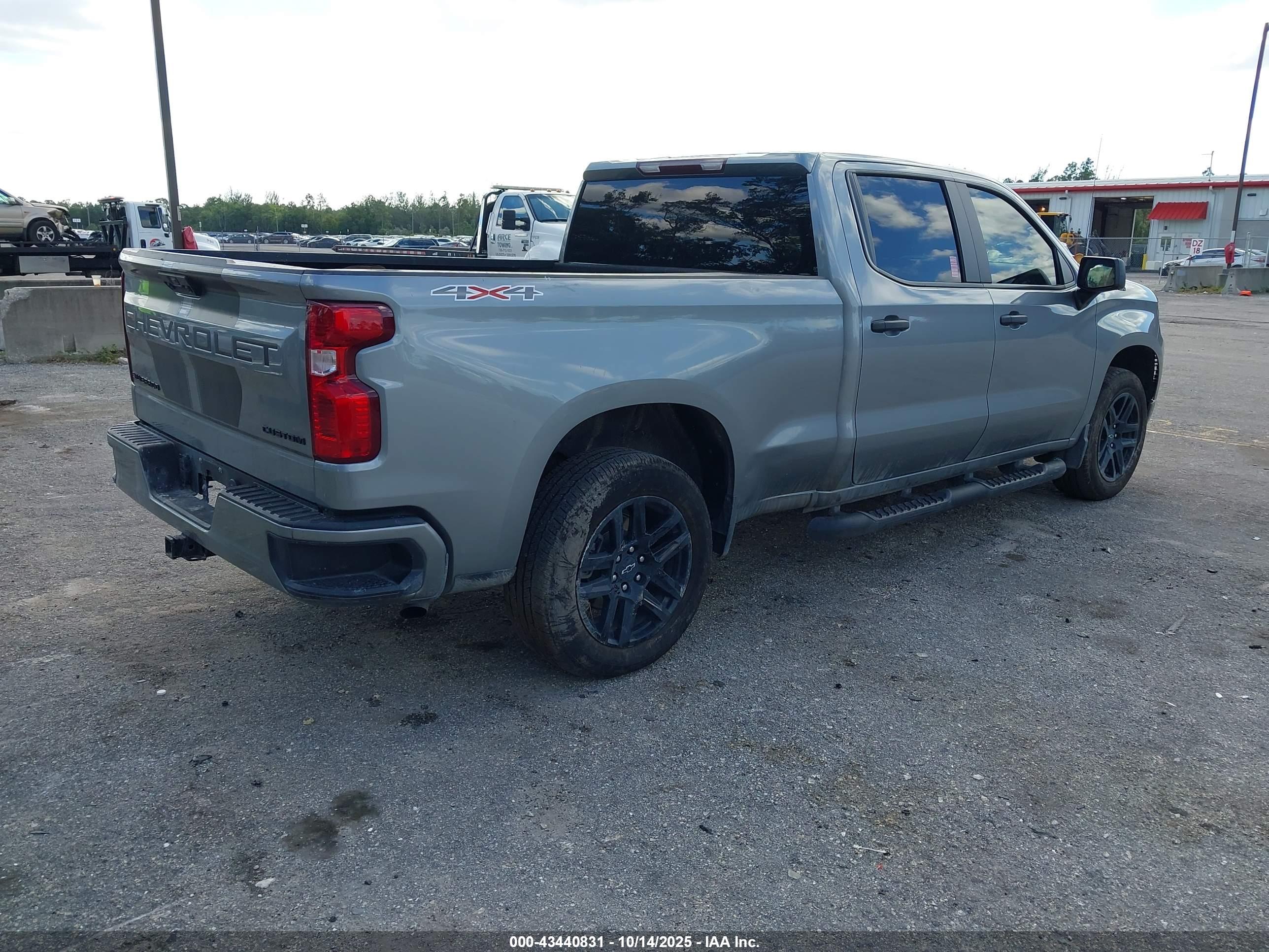 CHEVROLET SILVERADO image 4