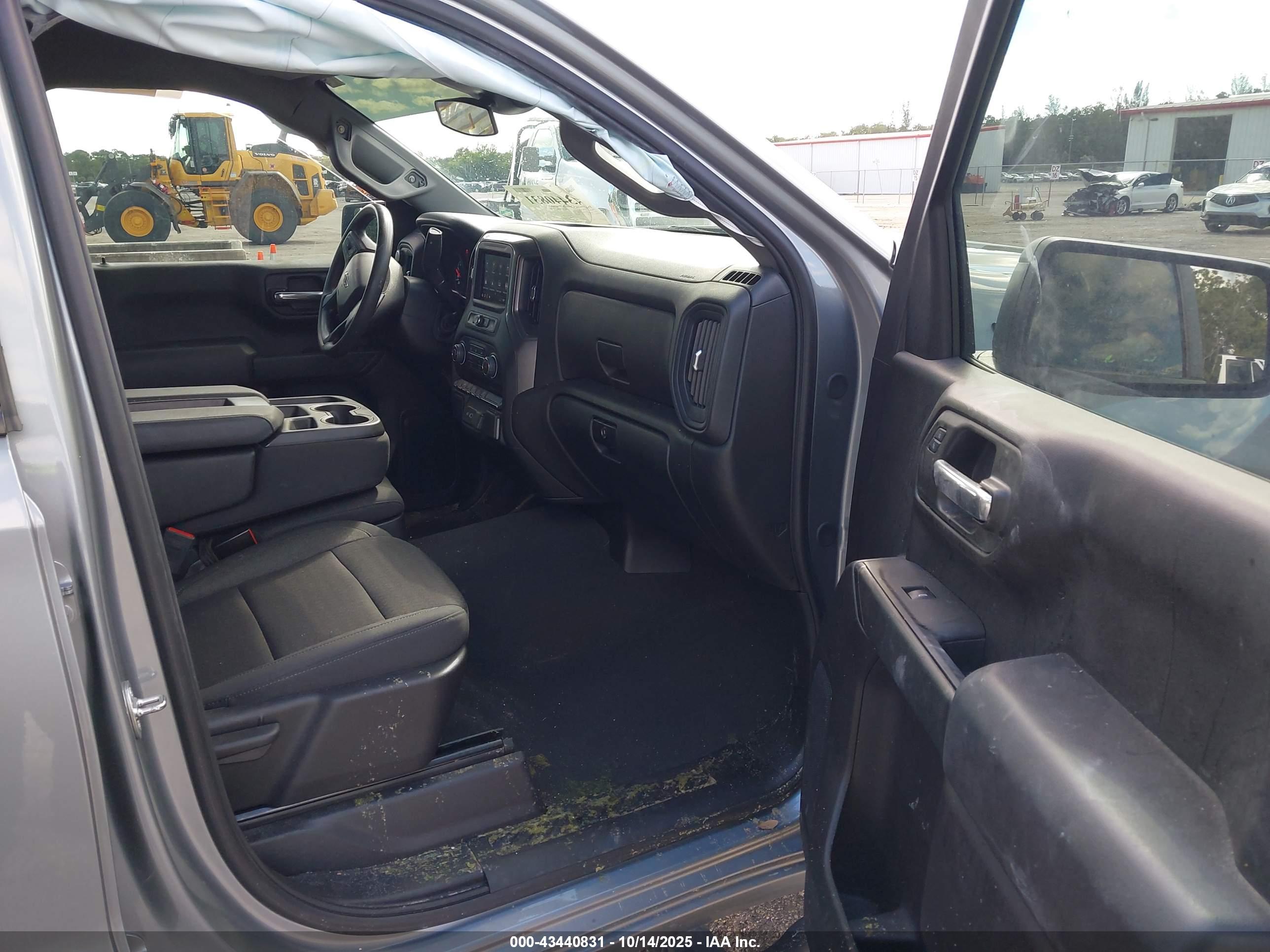 CHEVROLET SILVERADO image 5